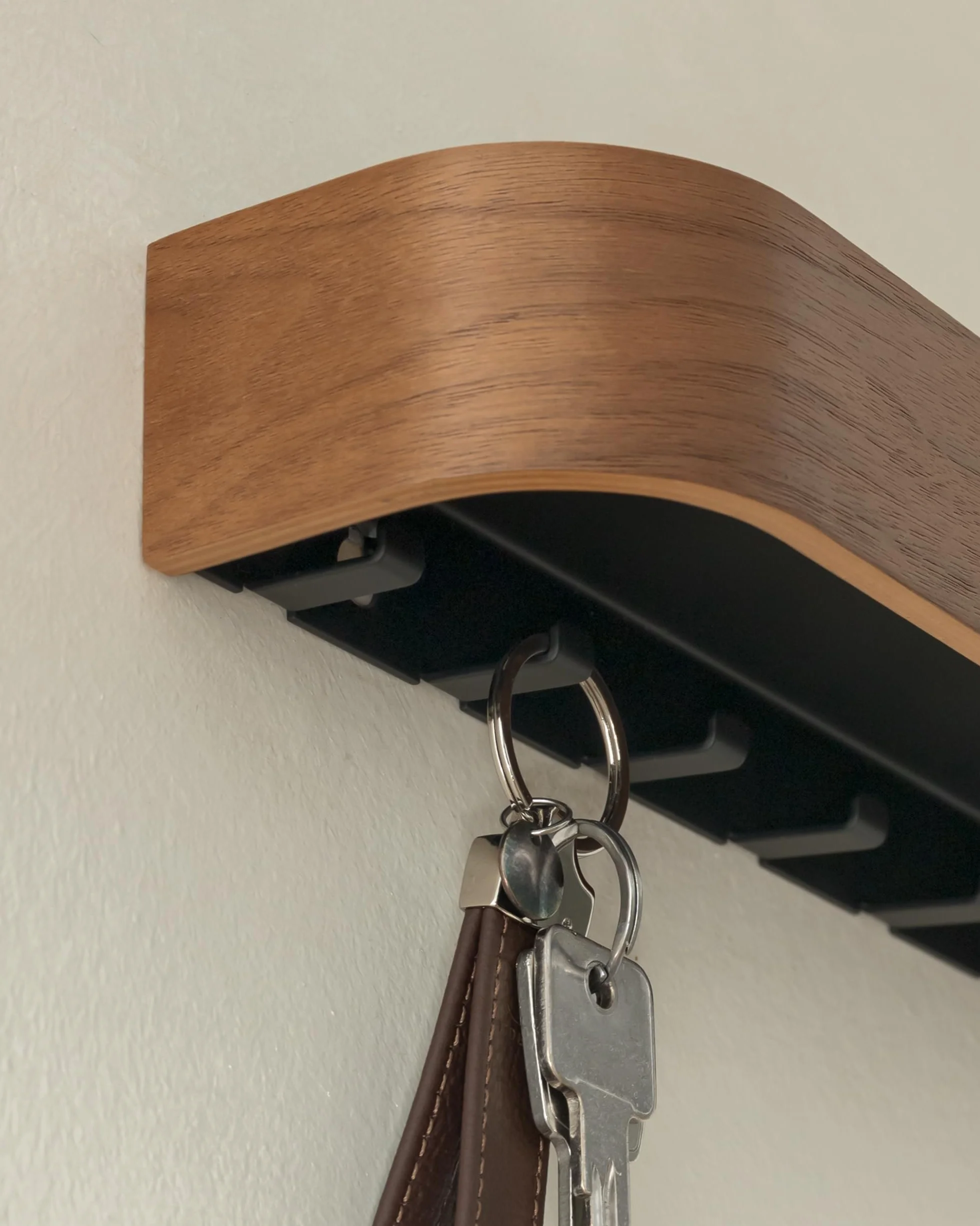 Kazai. Colgador Llaves Pared 'Toke' | Diseño Minimalista de Llavero de Berlín | Porta con Estante de Madera con Ganchos | Cuelga para Entrada y Pasillo | Nogal
