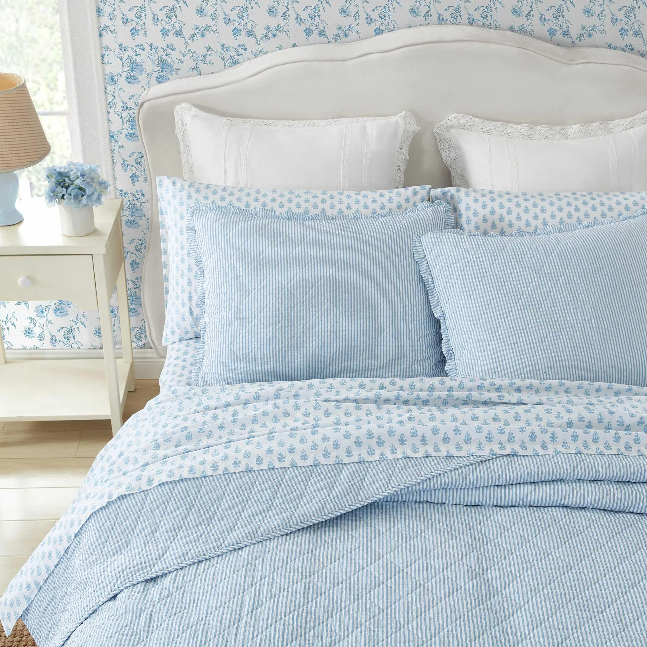 Laura Ashley - Juego de edredón tamaño King, Ropa de Cama súper Suave con Funda de Almohada a Juego, decoración Casual para el hogar (Rayas Azules Oxford, King)
