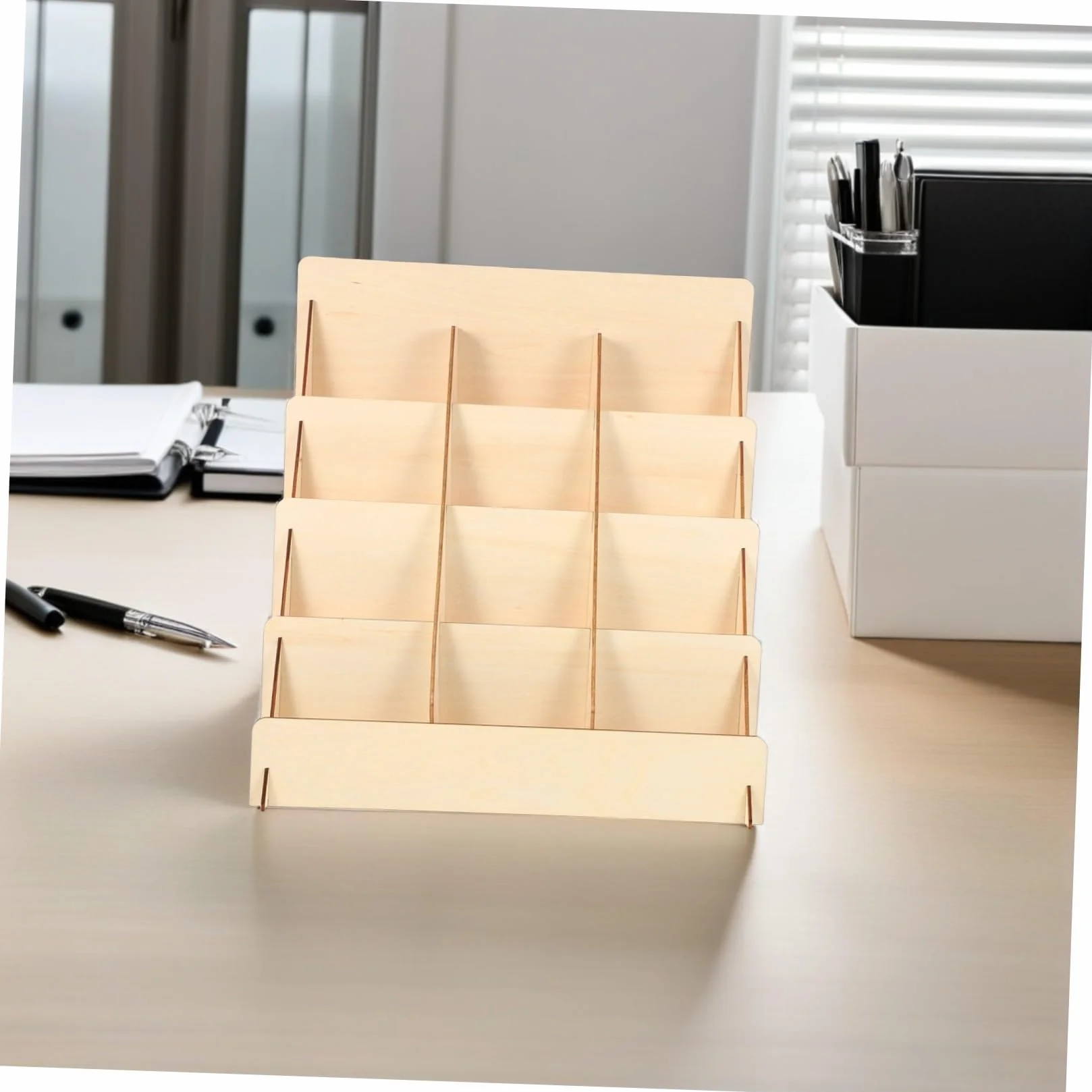 Uonlytech Porta Tarjetas de Felicitación de Madera 4 Niveles, Organizador Versátil para Exhibición en Mesa y Optimización de Espacio Estilo Rústico Natural