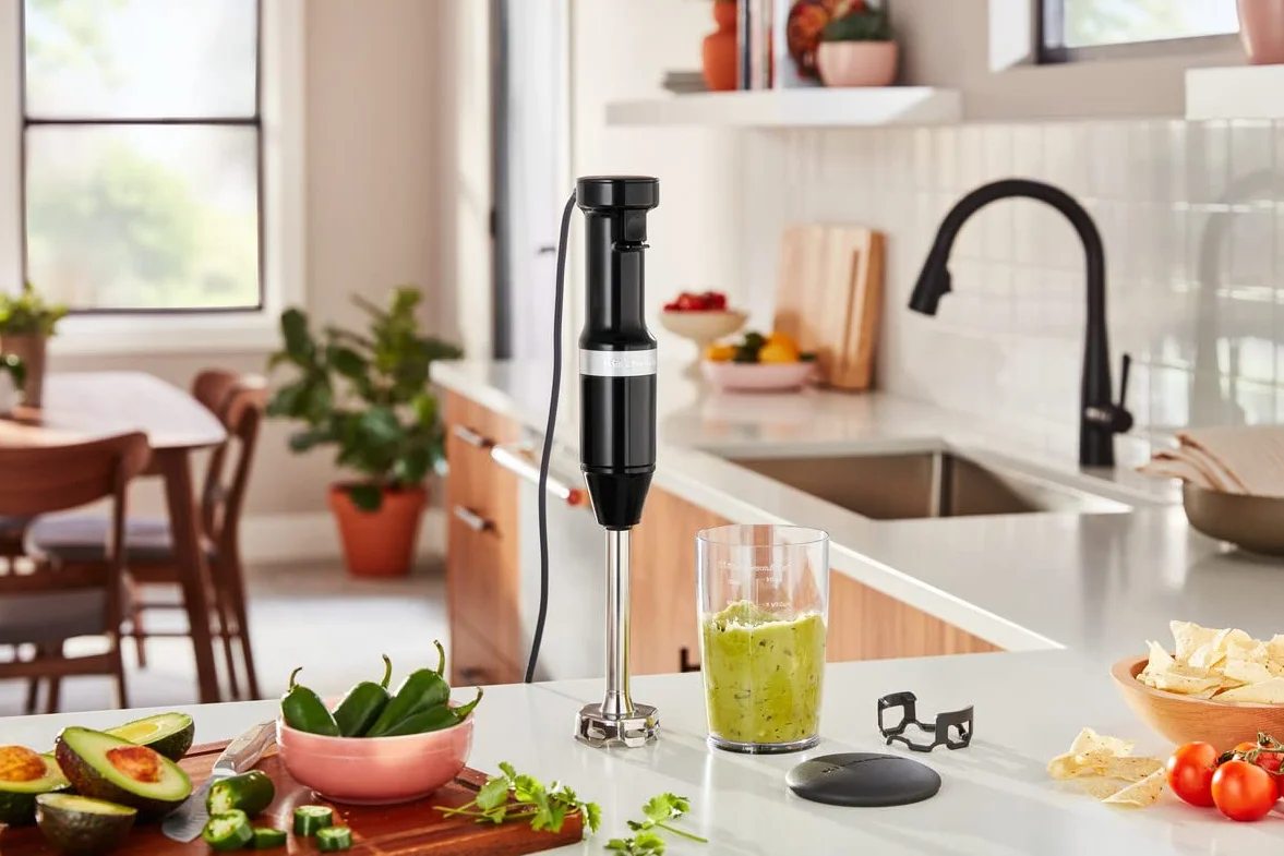KitchenAid Batidora de Mano Clásica, Velocidad Variable 8250–11600 RPM, Mezcla, Tritura, Emulsiona y Espuma, Brazo y Protector Extraíbles, Vaso 700ml sin BPA, Diseño Ligero, Onyx Black