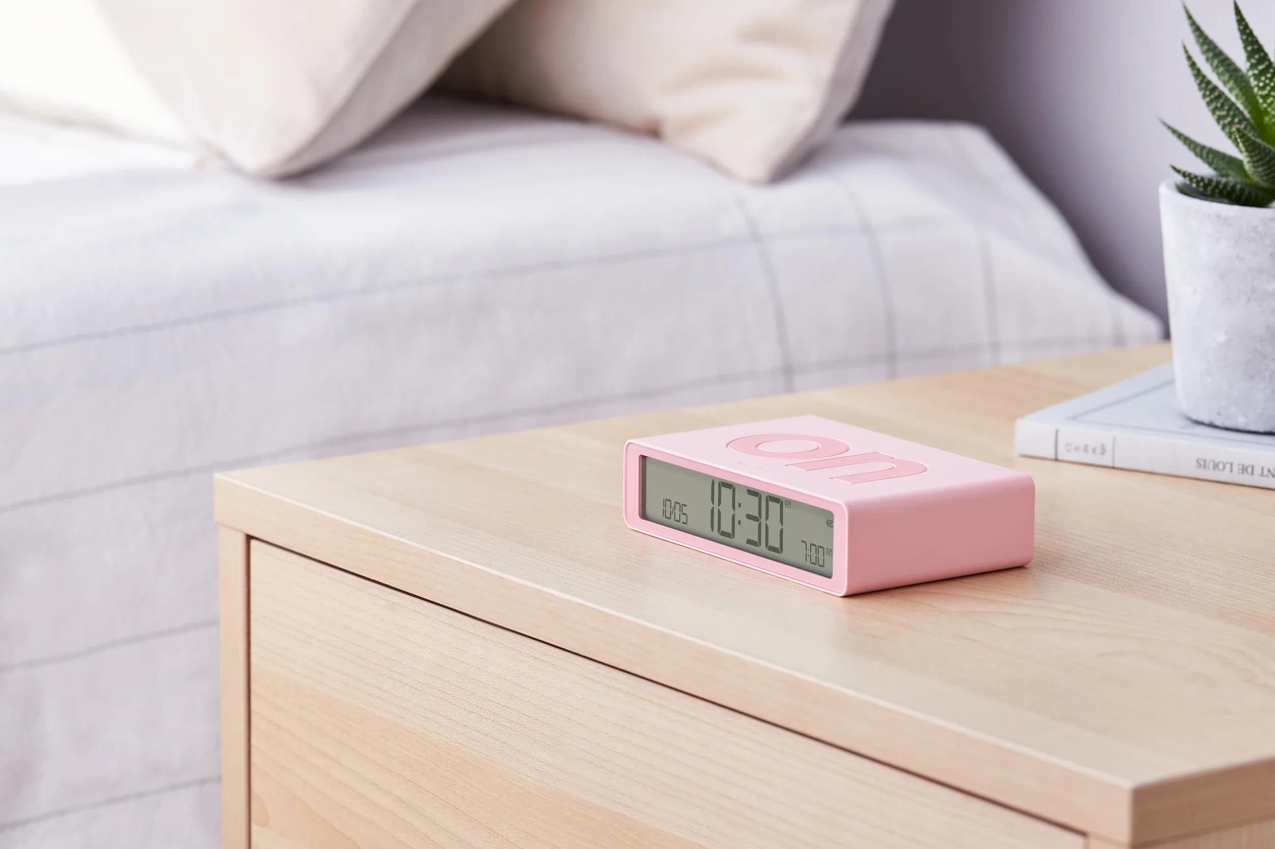 Lexon Flip Classic Reloj Despertador Digital con Caras Reversibles de Encendido/Apagado, Reloj de Noche Recargable con Pantalla LCD, Sensor táctil para función de repetición y luz - Rosa