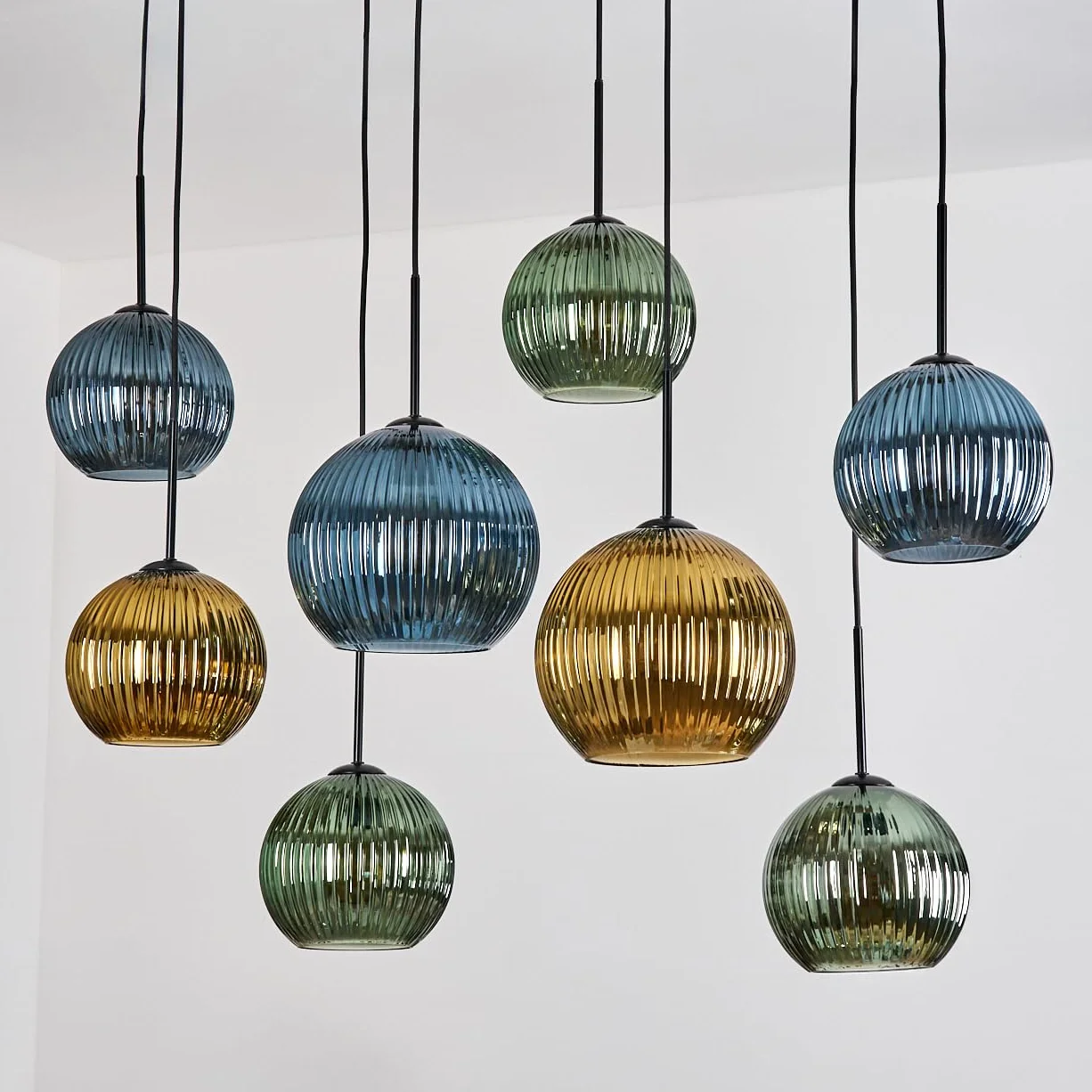 Lámpara de techo Koyoto HOFSTEIN, 8 luces de metal/madera/cristal estriado en negro/natural/verde/azul/dorado, diseño retro (pantallas de Ø 20; 25 cm), E27, comedor, cocina, salón