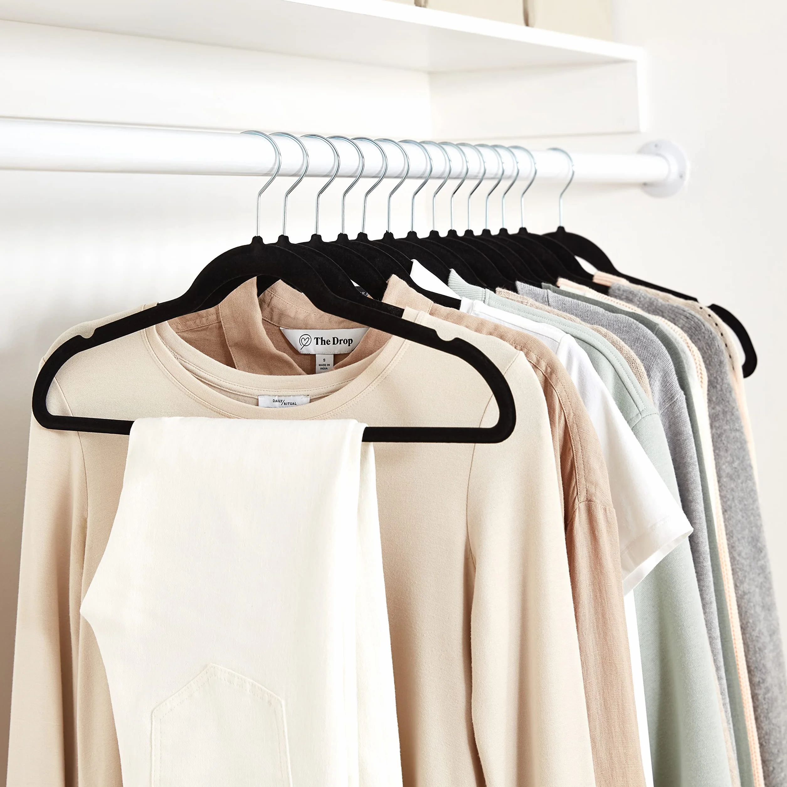 Amazon Basics Perchas de terciopelo para trajes Paquete de 50 Negro