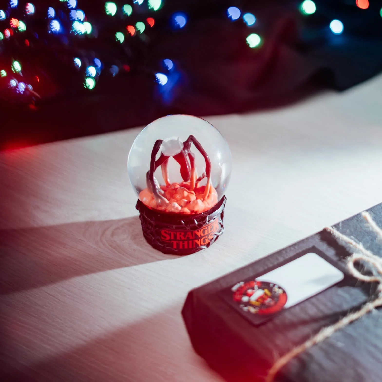 Stranger Things Figura Demogorgon Bola de Nieve 8x10 cm Resina Halloween Navidad