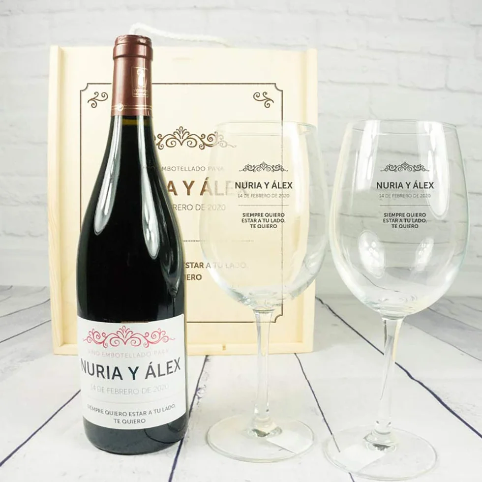 Calledelregalo Regalo Personalizado para Parejas: Kit con Botella de Vino + Copas de Vino + Caja de Madera, Todo ello Personalizable con Nombres, Fecha y dedicatoria