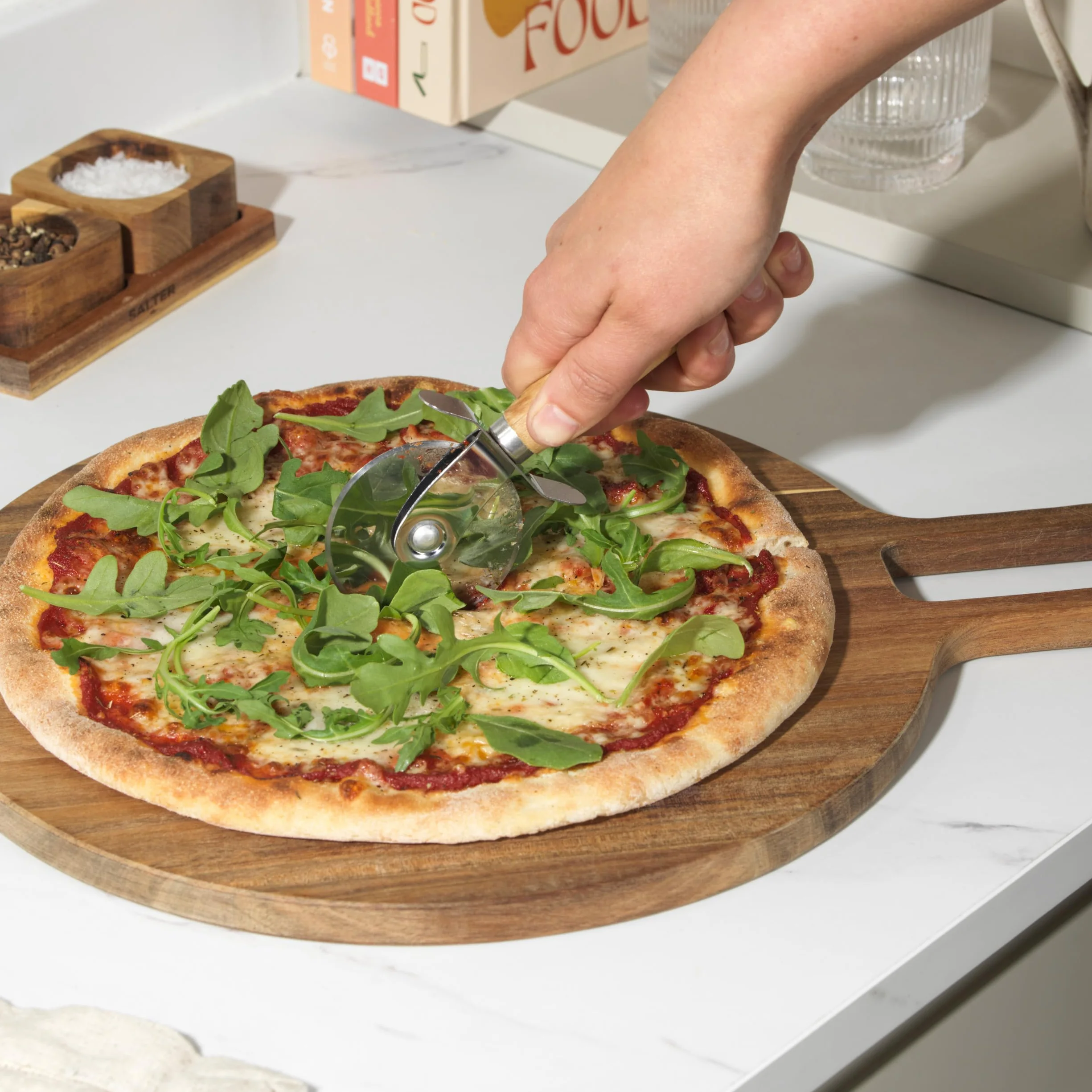 Salter Toronto Tabla de pizza de madera de acacia FSC con asa y aro colgante