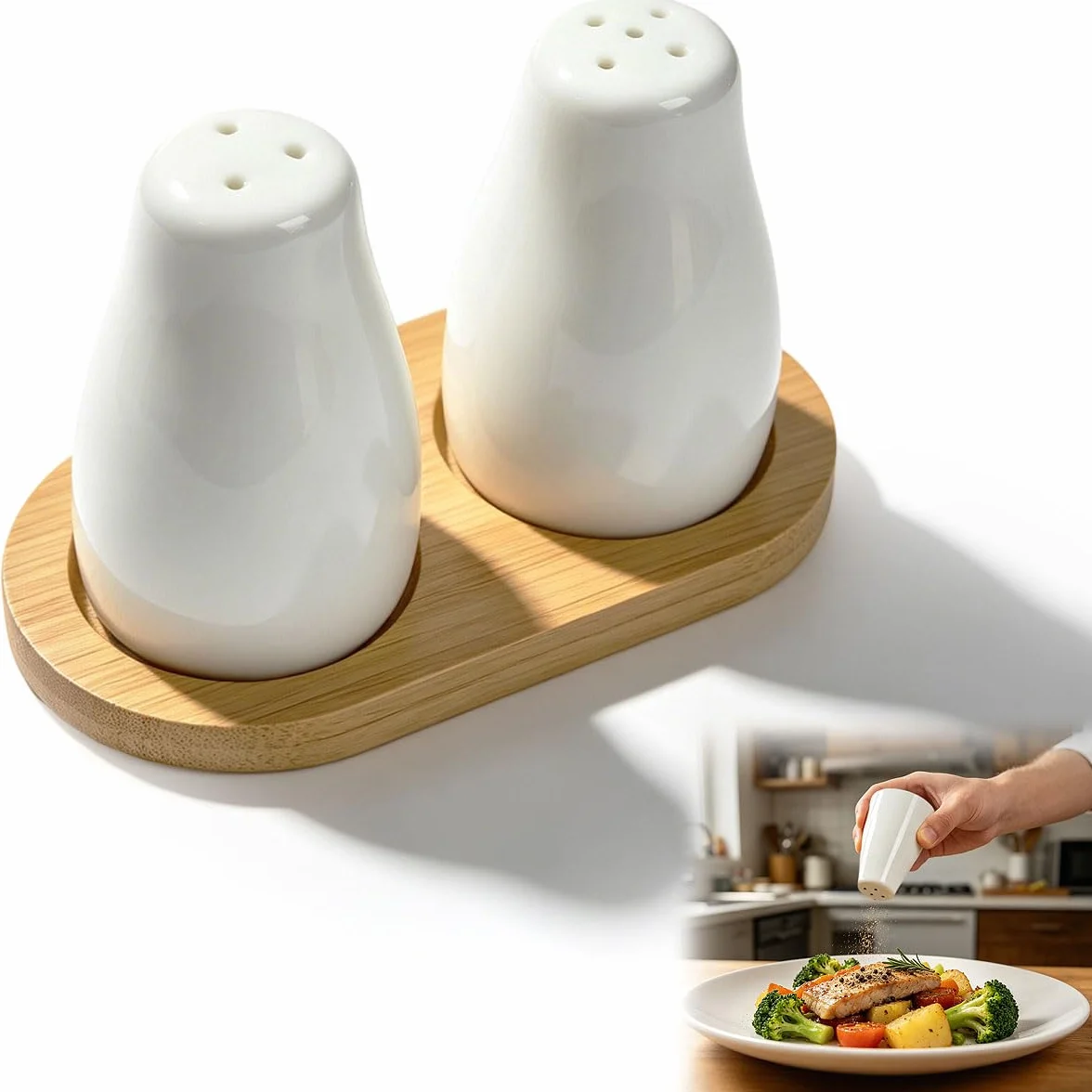 Juego de Salero y Pimentero de Cerámica Blanca 3 y 5 Agujeros Set de Sal y Pimienta Elegante Recipiente para Especias con Bandeja de Bambú y con Etiqueta para Cocina Mesa Picnic Barbacoa Camping, 2uds