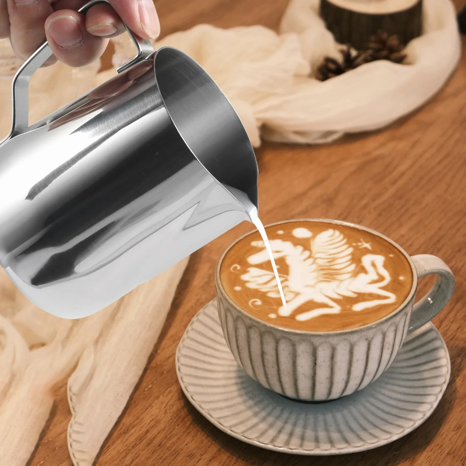 Jarra Leche Barista 350ml con Bolígrafo de Arte Latte - Lechera de Acero Inoxidable para Arte de Café, Capuchino y Espresso, Jarra Cafe