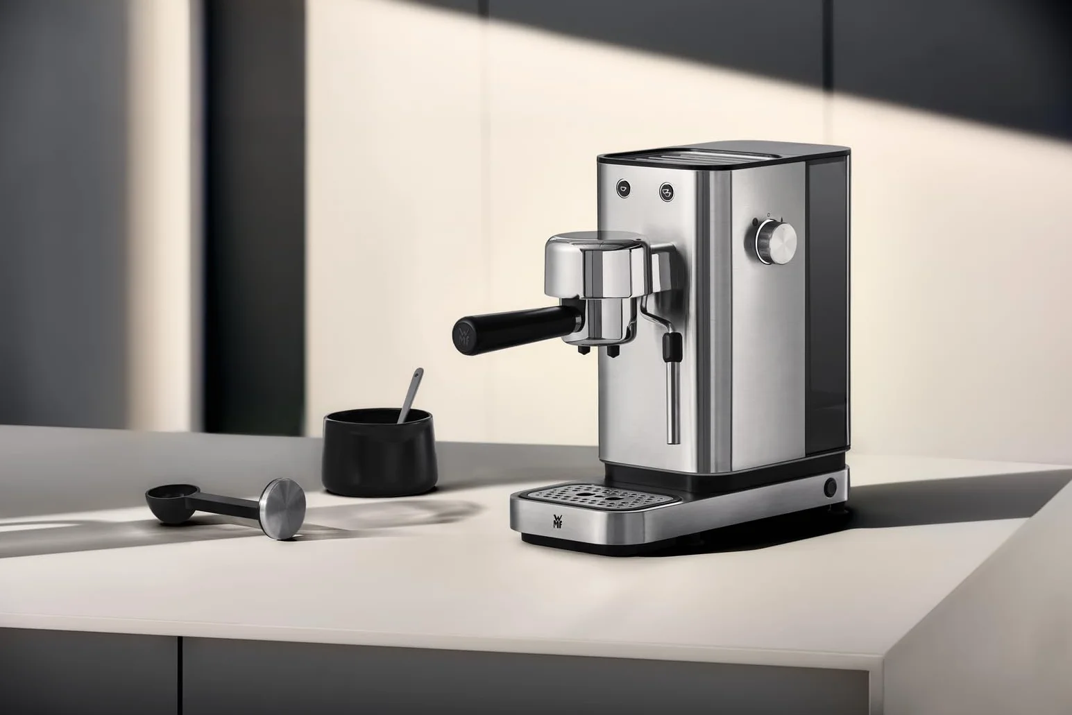 WMF Lumero - Cafetera expreso con 3 portafiltro, 1400 vatios, para 1-2 tazas de expreso, 15 bares, reposavasos, espumador de leche, prensador de café, luz led, acero inoxidable mate