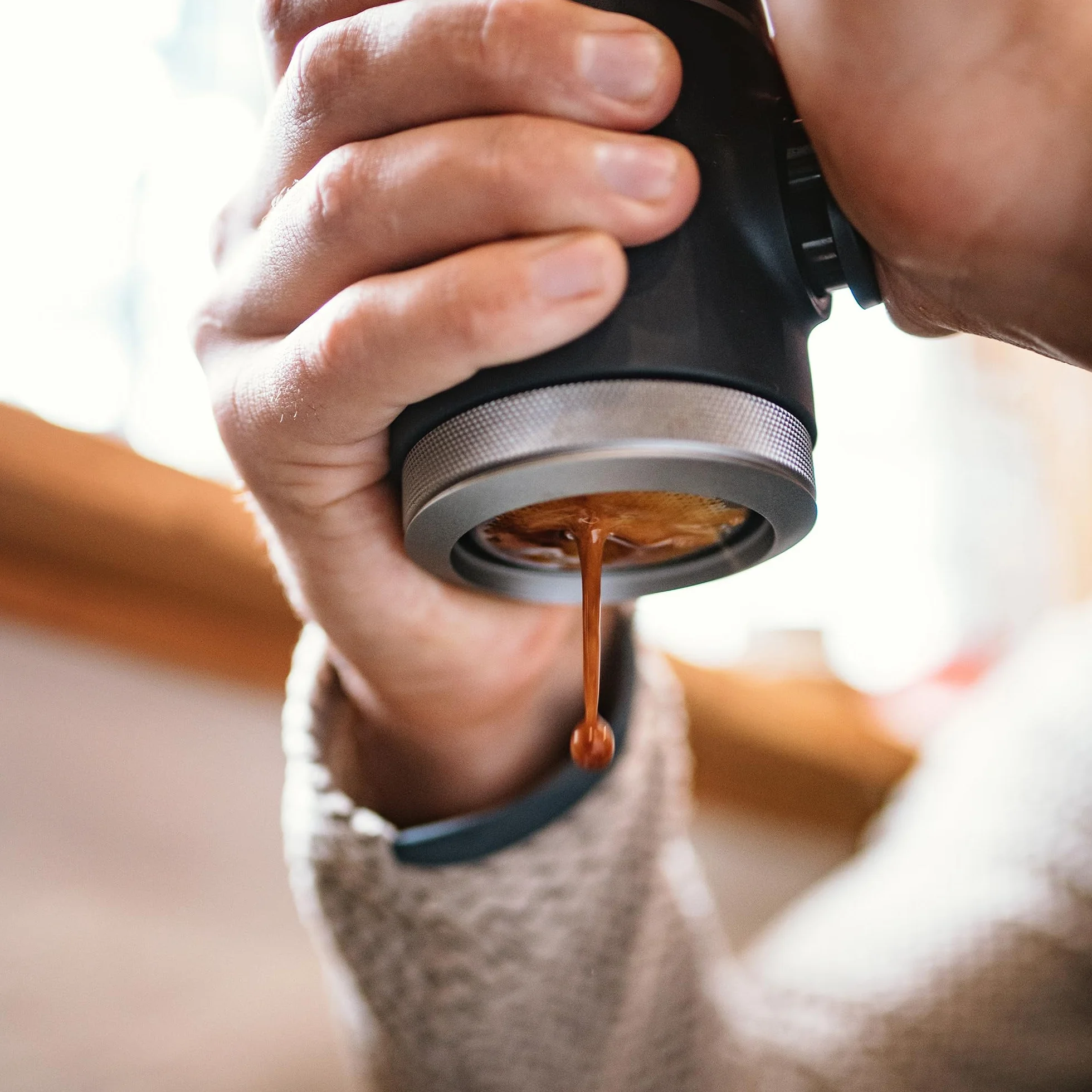 WACACO Picopresso Cafetera Espresso Portátil con Estuche Protector, Máquina de Café de Nivel Pro, Molienda Ultrafina Compatible, Cafetera de Viaje, Operada Manualmente