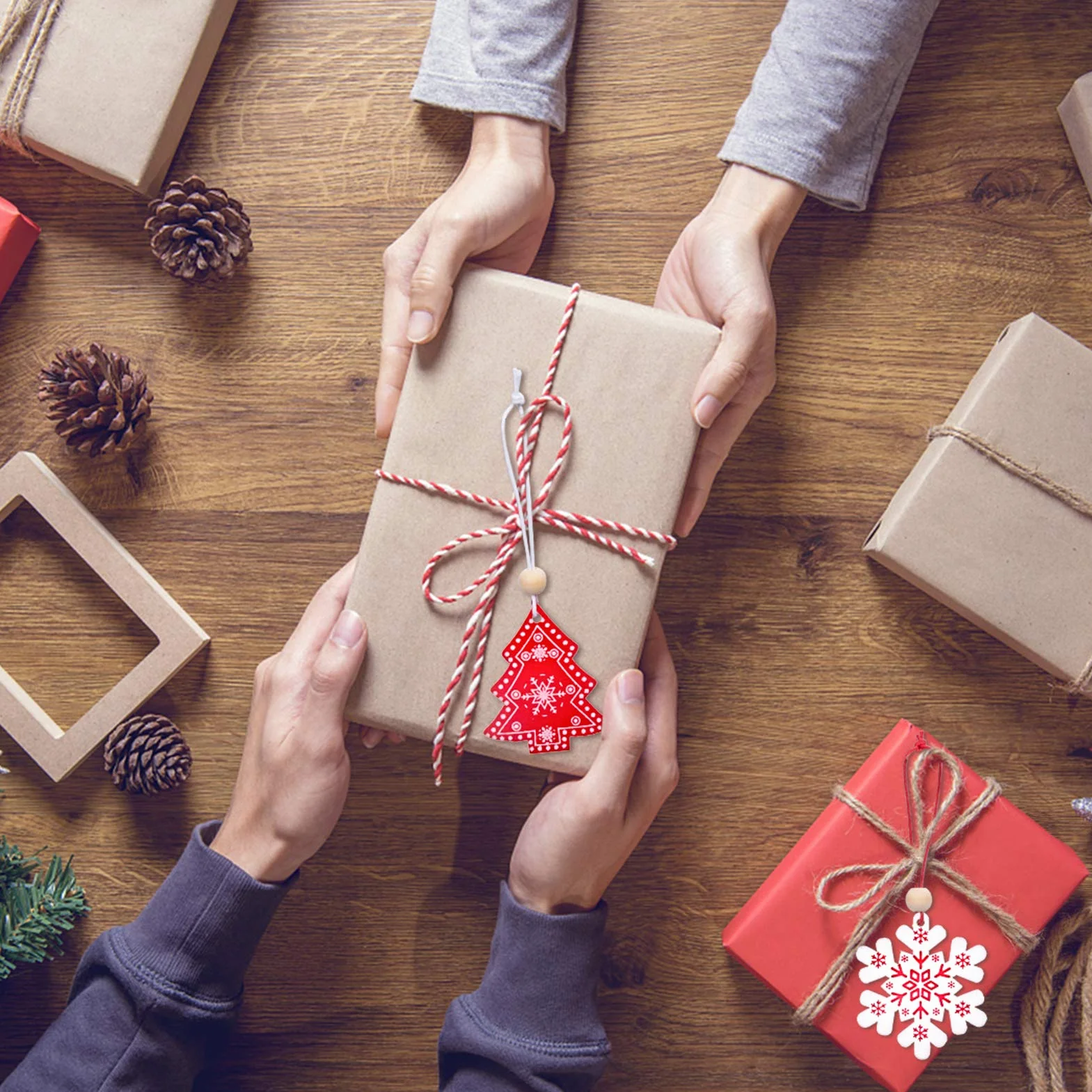 Kiiwah 40 Piezas Adornos para Árboles de Navidad, Colgantes de Madera con Hilos de Algodón y Cuentas