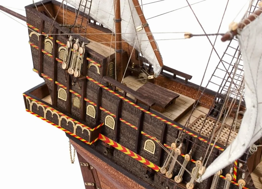 Barco de Madera Occre Golden HIND 1/85