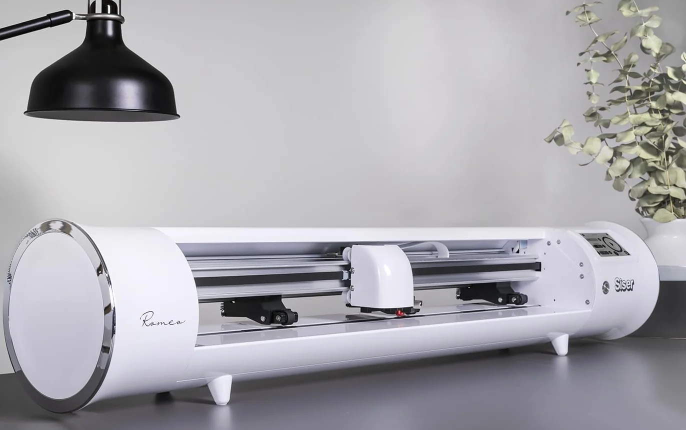 Siser Romeo® Plotter de corte de alta definición – Versátil y potente, corta más de 300 materiales incluyendo vinilo, adhesivos y piel sintética, con un ancho máximo de corte de 60 cm.