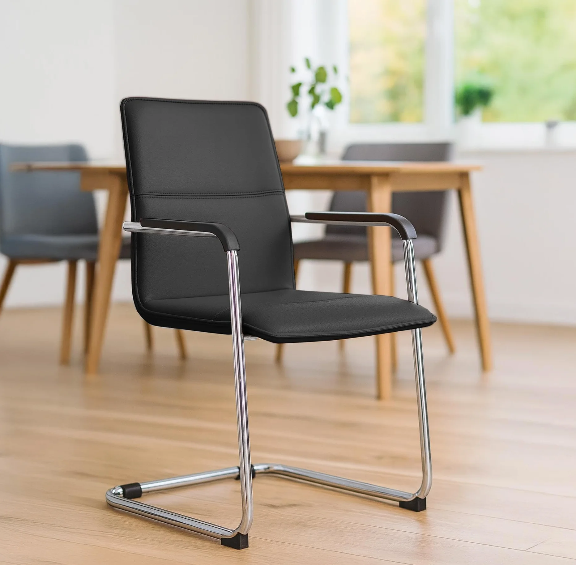 CLP Sillas Cantilever Juego de 2 con Reposabrazos Seattle, Sillas de Comedor Modernas Tapizadas con Cuero Sintético, Negro