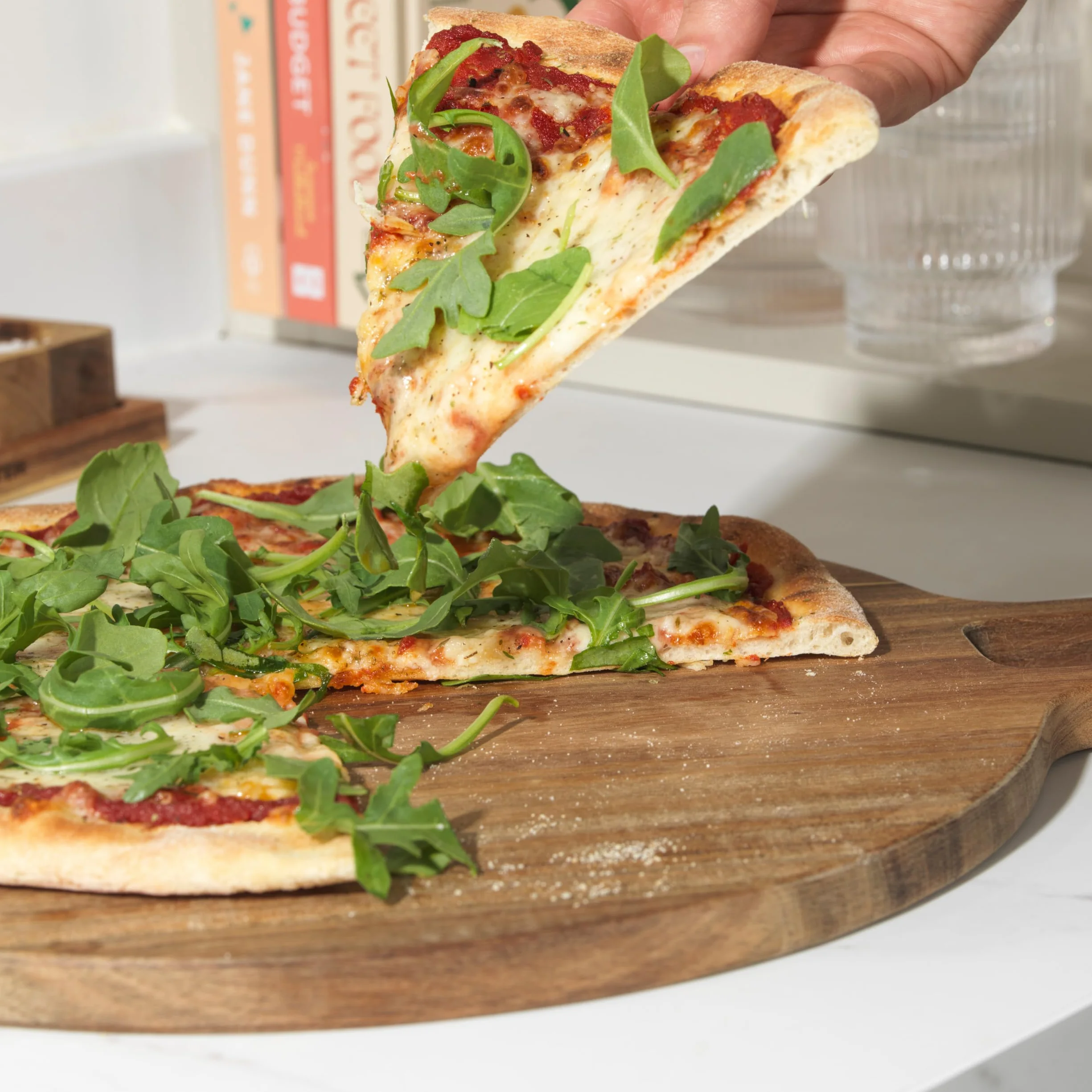 Salter Toronto Tabla de pizza de madera de acacia FSC con asa y aro colgante