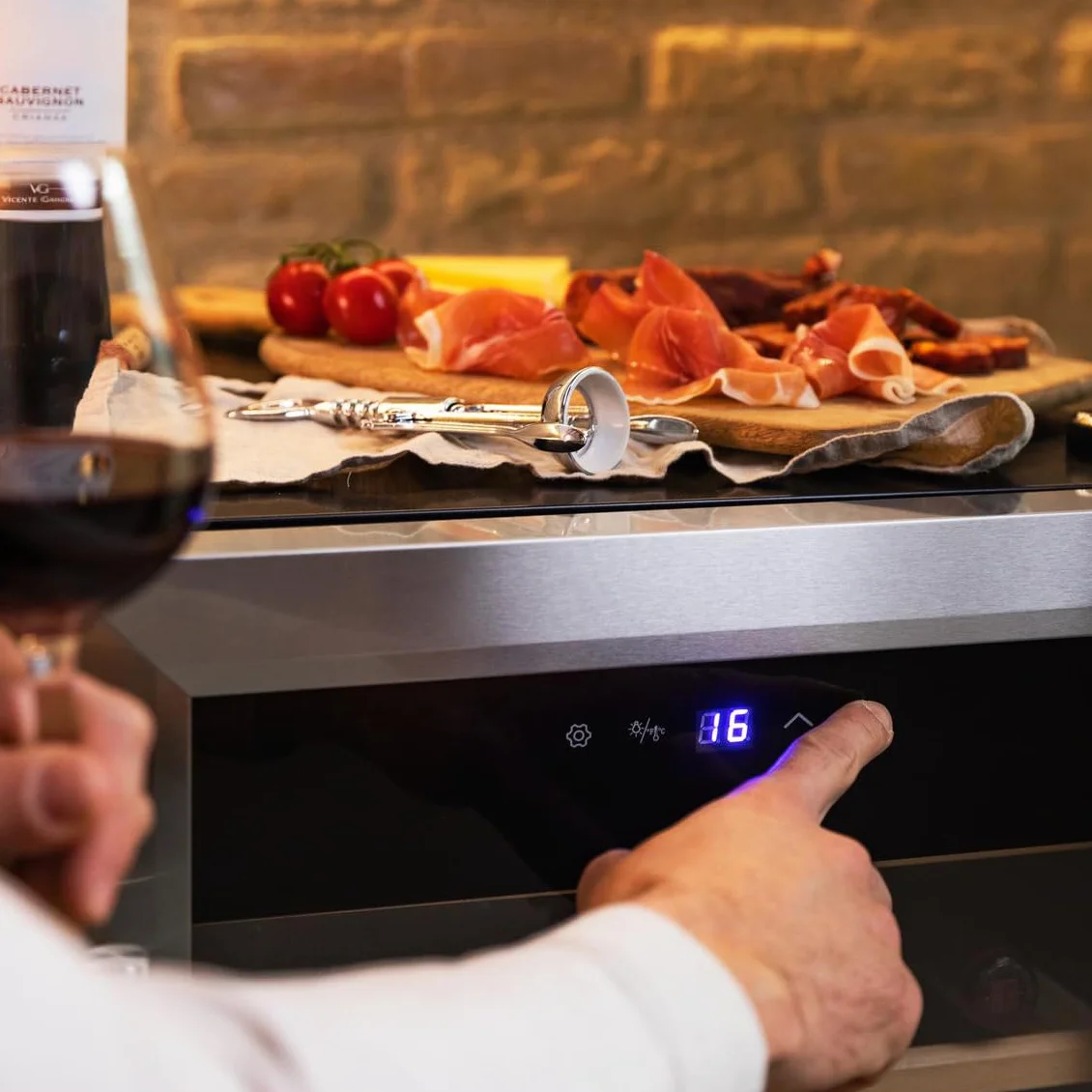 Cecotec Vinoteca - Nevera para Vinos - 24 Botellas Bolero GrandSommelier 2050 Inox Compressor. Temperatura ajustable de 5-18ºC, Alto rendimiento, Funcionamiento silencioso y sin Vibraciones