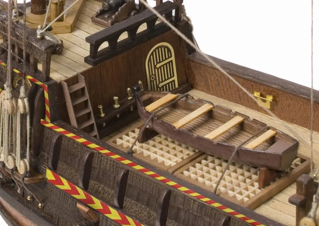 Barco de Madera Occre Golden HIND 1/85