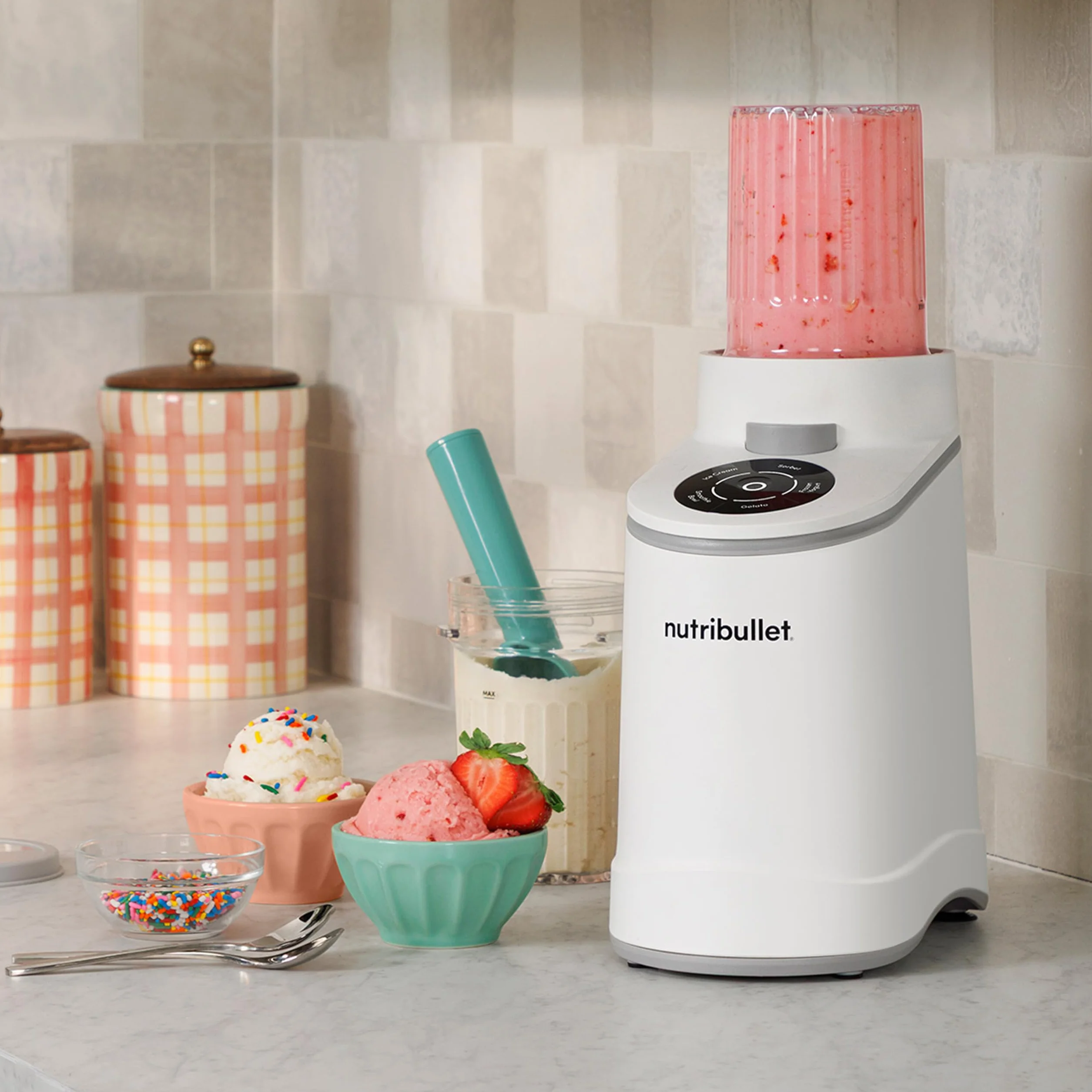 nutribullet Chill – Heladera para gelato, helados, yogur helado, smoothie bowls, sorbetes, 5 programas automáticos, máquina de helados, 3 recipientes con tapa, ideal para familias, blanco (NBD0503W)
