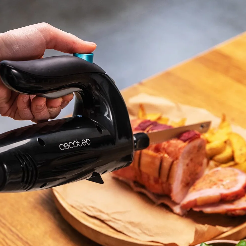 Cecotec Cuchillo Eléctrico Cut-Eat 1800 Black. 150 W, 3 Cuchillas de Acero Inoxidable aptas para Lavavajillas, Silencioso, Bajo Nivel de Vibración, Incluye Estuche
