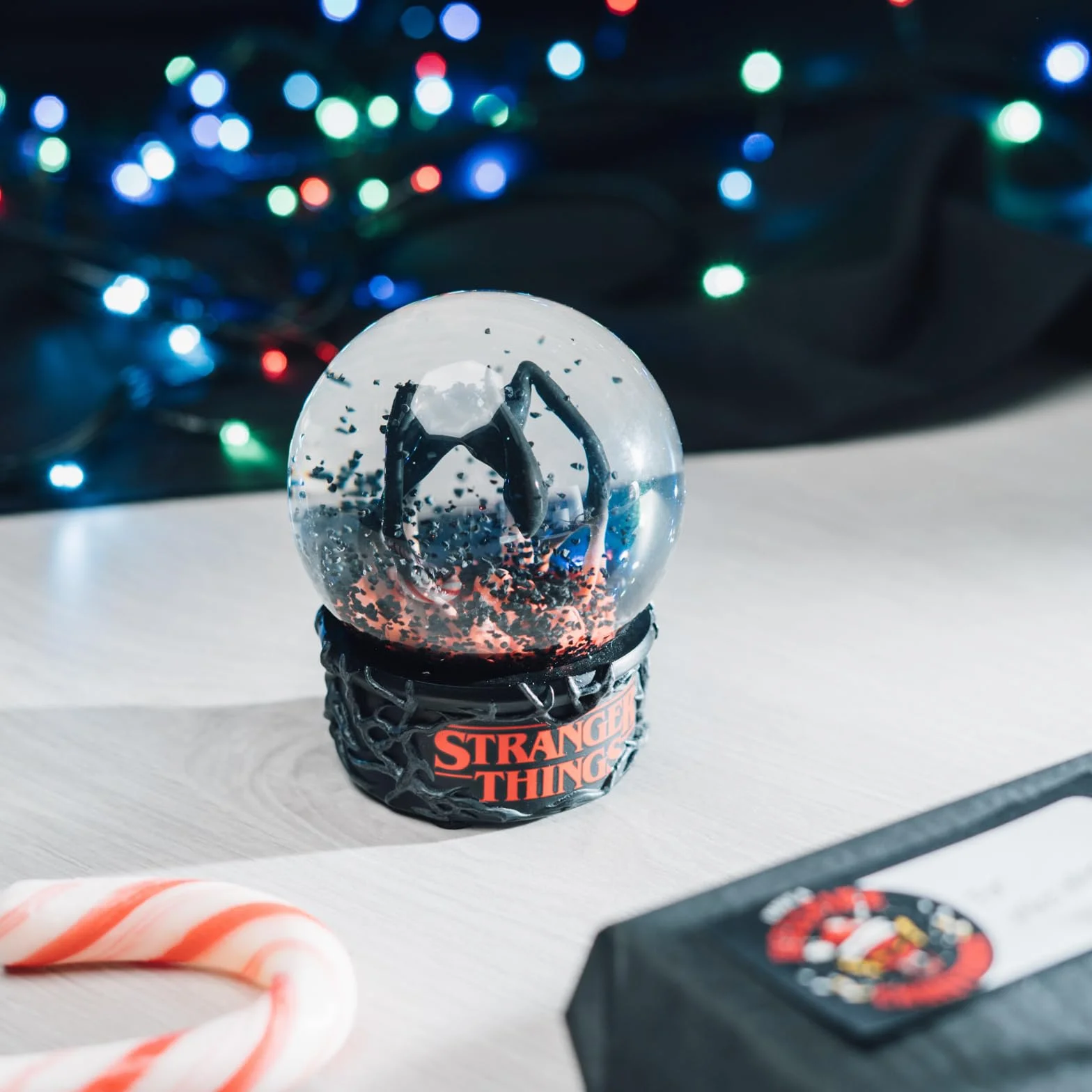 Stranger Things Figura Demogorgon Bola de Nieve 8x10 cm Resina Halloween Navidad