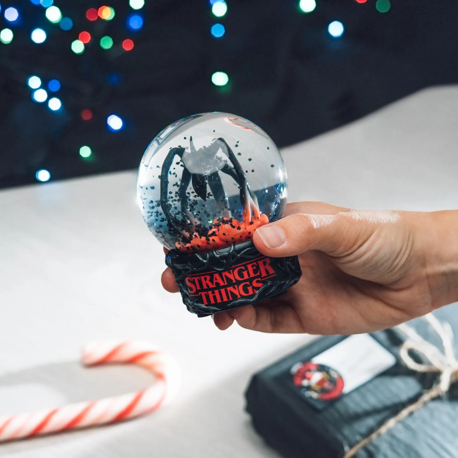 Stranger Things Figura Demogorgon Bola de Nieve 8x10 cm Resina Halloween Navidad