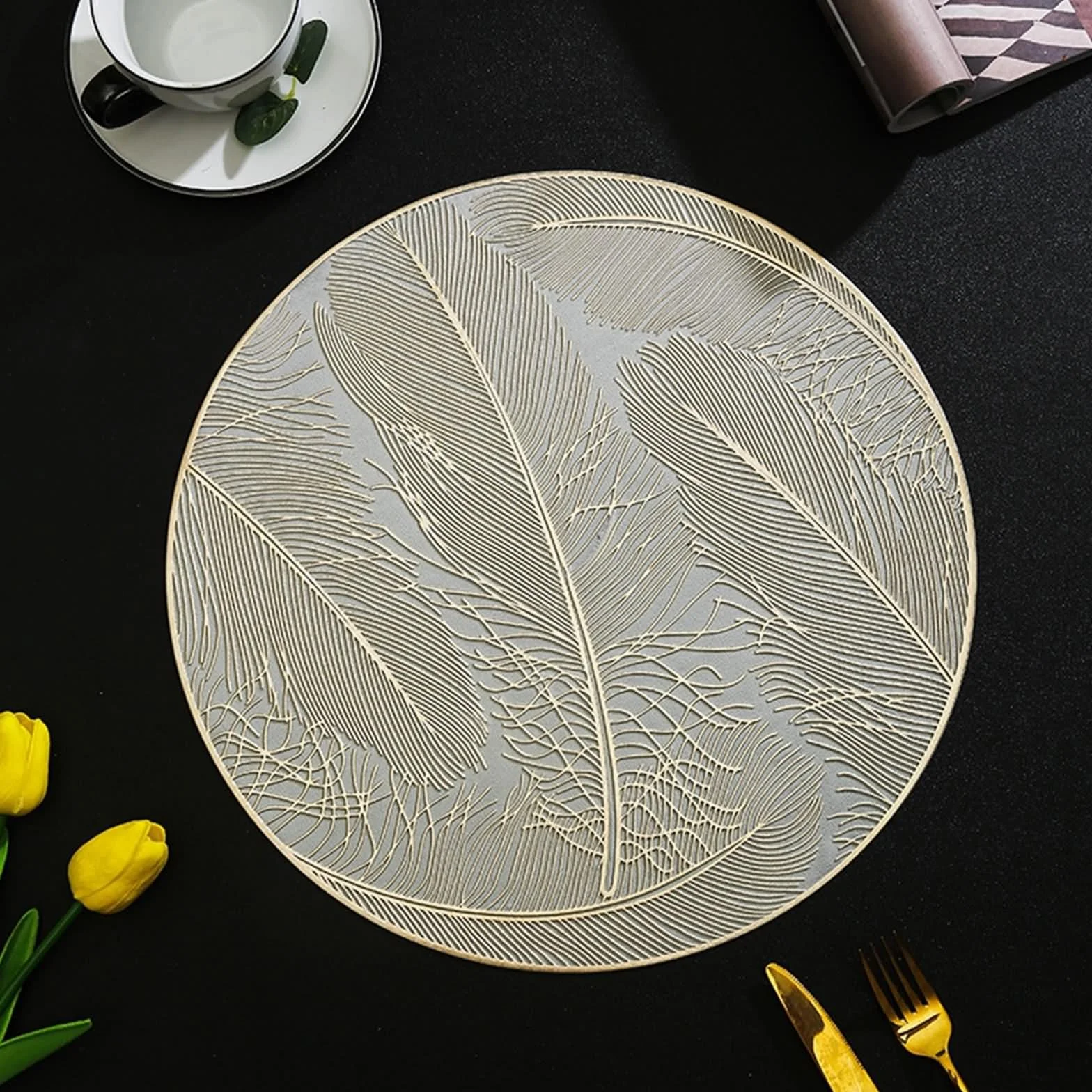 Juego de 10 salvamanteles de mesa, manteles individuales, elegantes, 38 cm, diseño de plumas, PVC, dorado