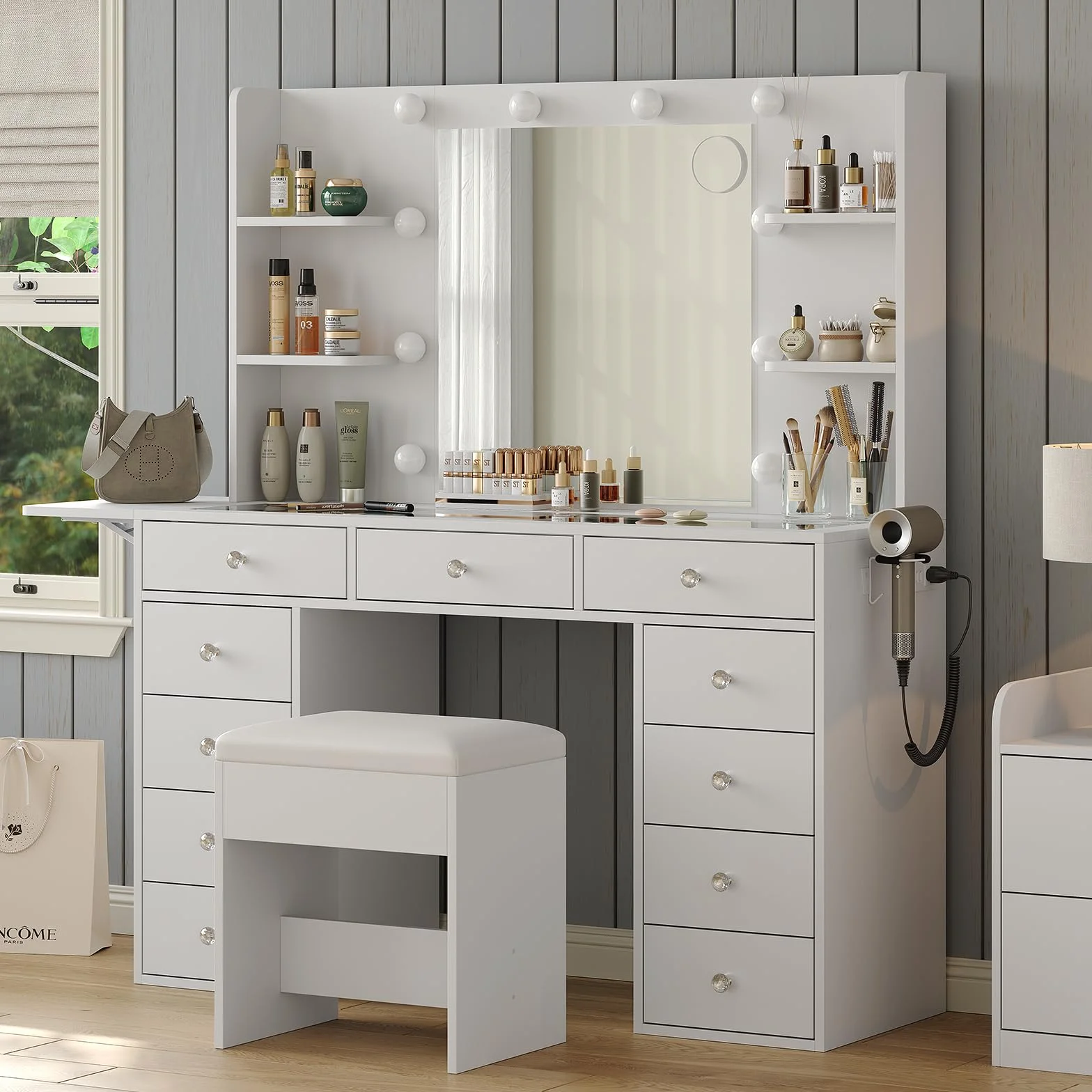 Yanosaku Tocador con Fuente de alimentación 47 Pulgadas más Ancho con Espejo y 12 Luces LED 3 Modos de iluminación de Color 11 cajones 4 estantes Panel Plegable Mesa de Cristal Juego de Maquillaje