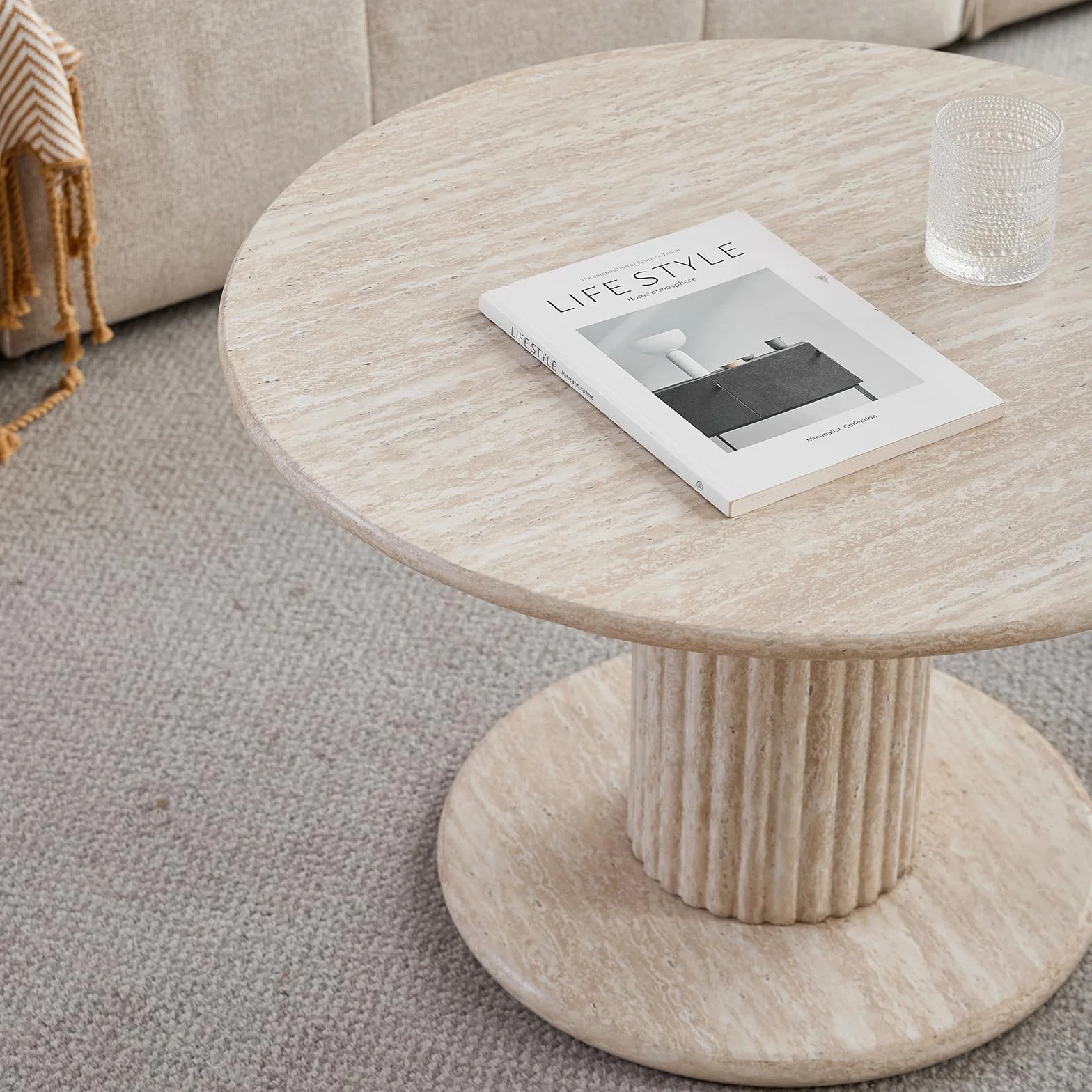 GrandCA HOME Conjunto de 2 Mesas Nido Redondas con Patas Cilíndricas en la Base, Imitación Efecto Travertino Amarillo, Mesa de Centro Moderna de Estilo Minimalista para Salón o Dormitorio