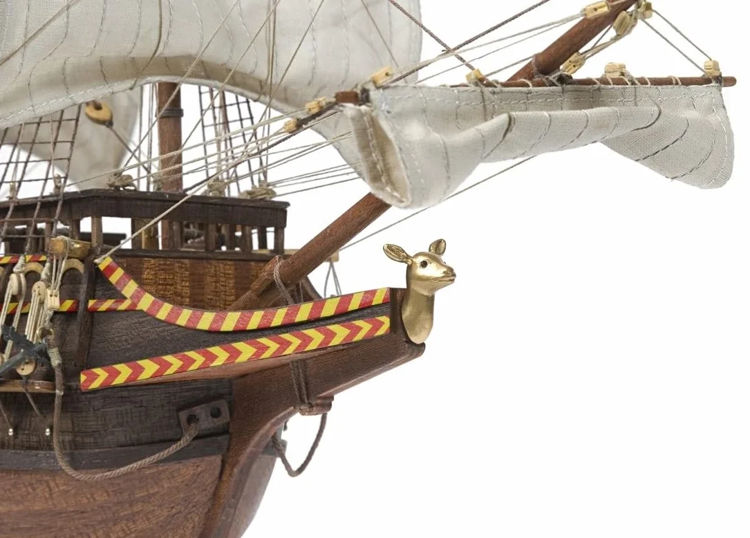 Barco de Madera Occre Golden HIND 1/85