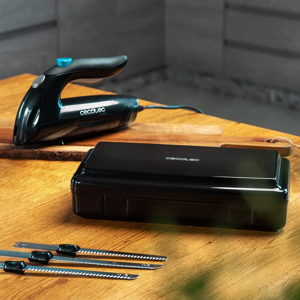Cecotec Cuchillo Eléctrico Cut-Eat 1800 Black. 150 W, 3 Cuchillas de Acero Inoxidable aptas para Lavavajillas, Silencioso, Bajo Nivel de Vibración, Incluye Estuche