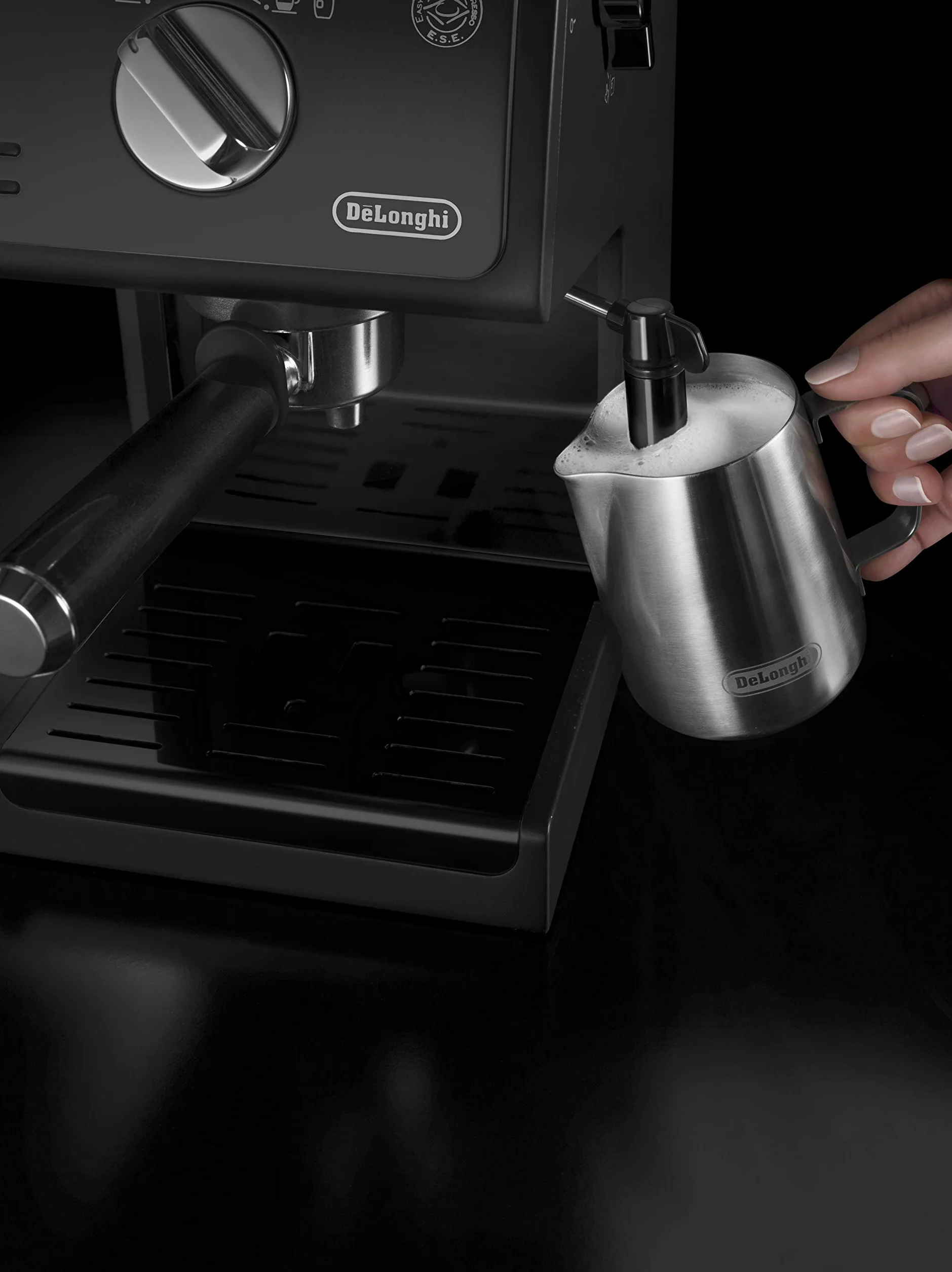De'Longhi Máquina de café expreso | Portafiltro con acabado de aluminio | Boquilla de espuma de leche | También para cápsulas | Negro