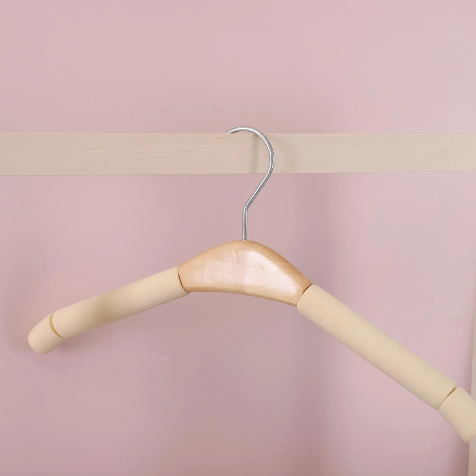Armario para niños pequeños con asa de madera almacenamiento y cesto para ropa