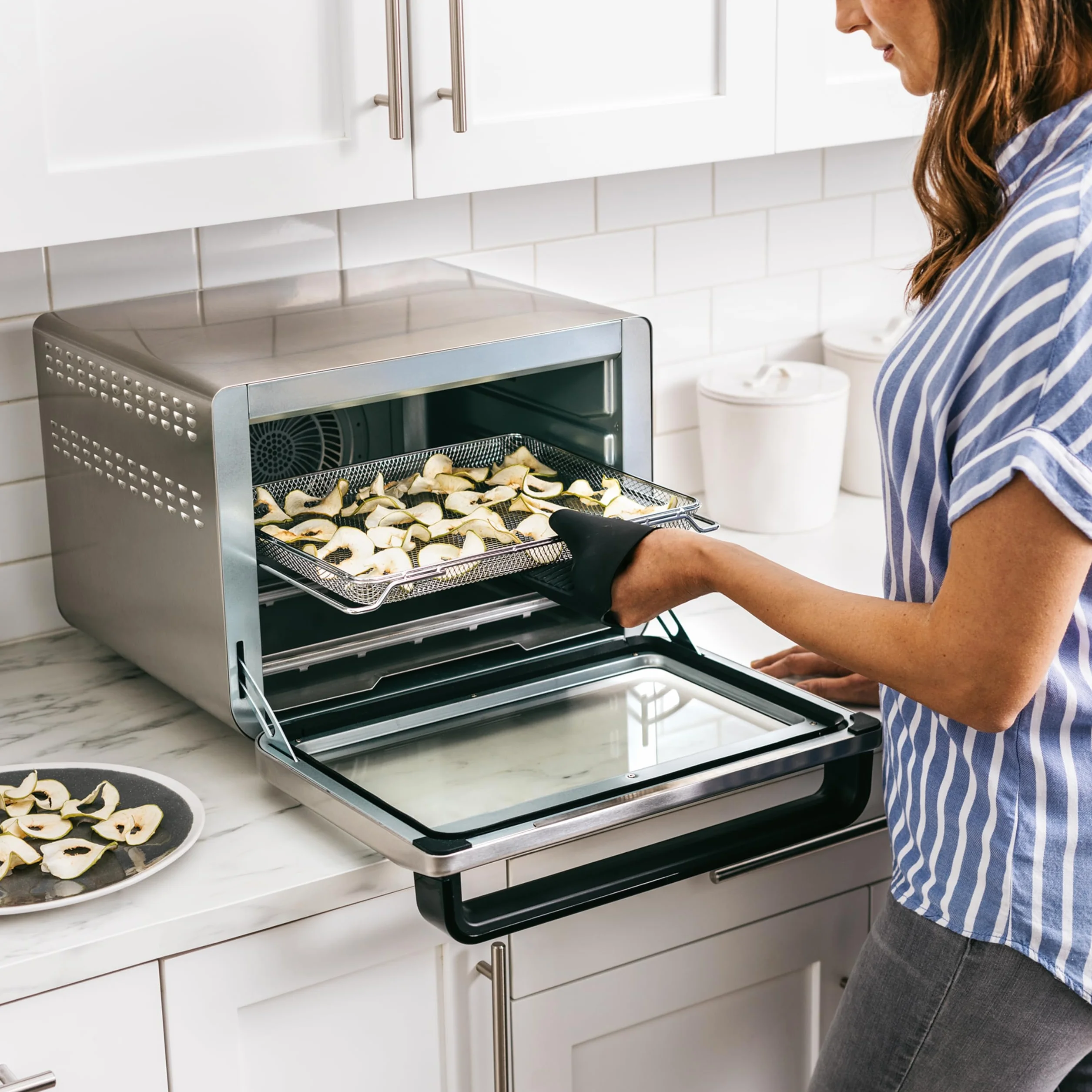 Ninja Foodi Horno multifunción 10 en 1, Mini horno portátil para encimeras y superficies de trabajo, 10 funciones de cocción, Freír con aire, Asar, Parrilla, Hornear y más, en plata y negro, DT200EU