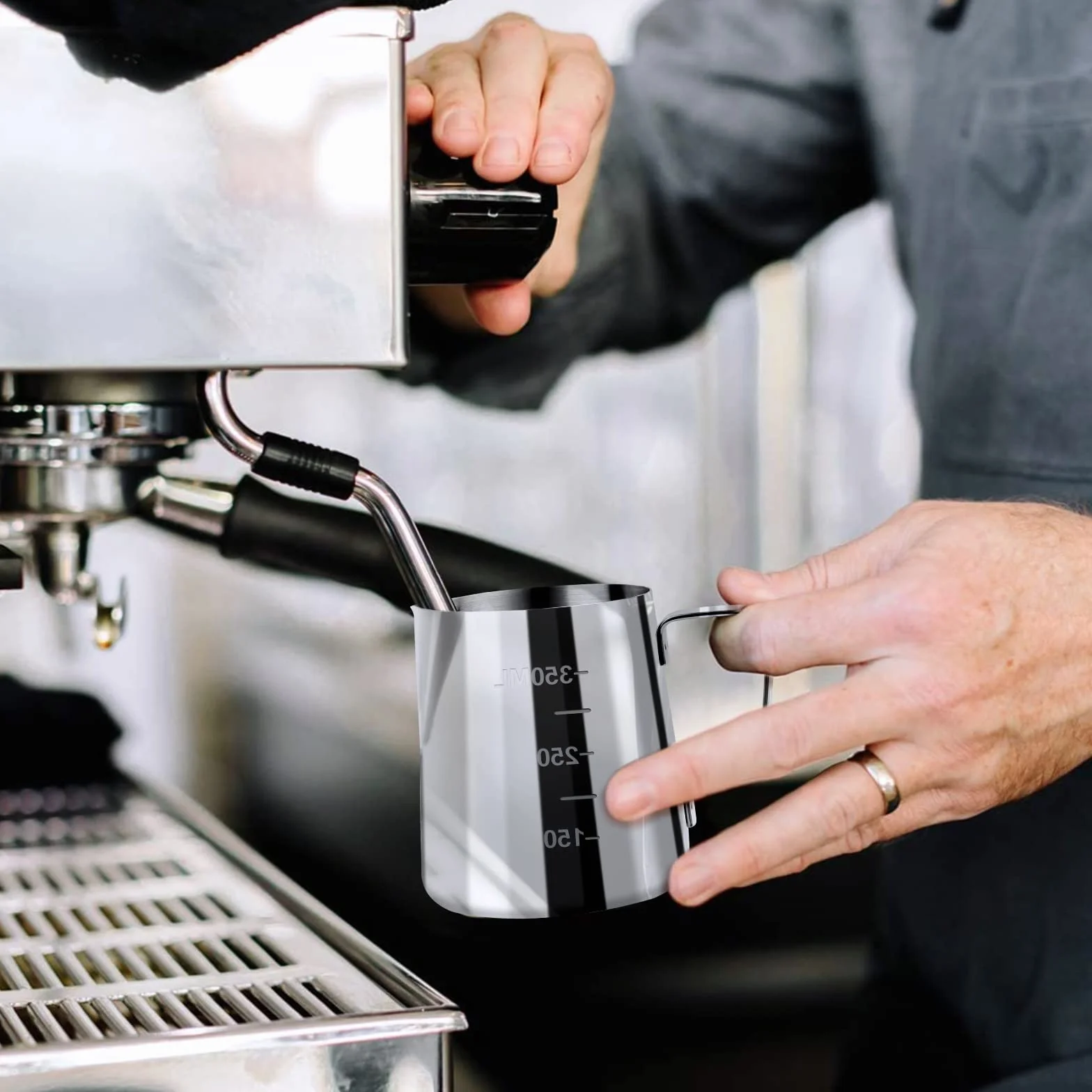 JOPHEK Jarra Barista 304 Acero Inoxidable, Jarra de Espuma de Leche, con Marca de Medición, Taza de Café para Espumar, para Capuchino, Espresso (350ML)