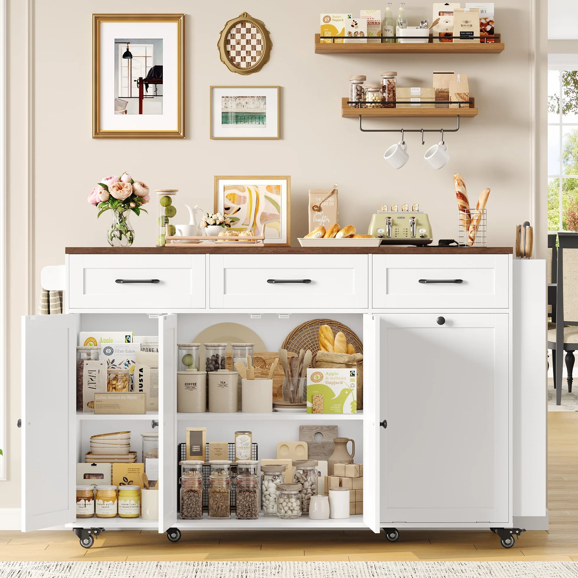 FirFurd Isla Cocina con Ruedas Carro de Cocina Carrito de Comedor Aparador con 3 Cajones Mueble Cocina Auxiliar con Mesa Plegable, Eenchufe, Especiero y Toallero, Blanco 135x60x88cm
