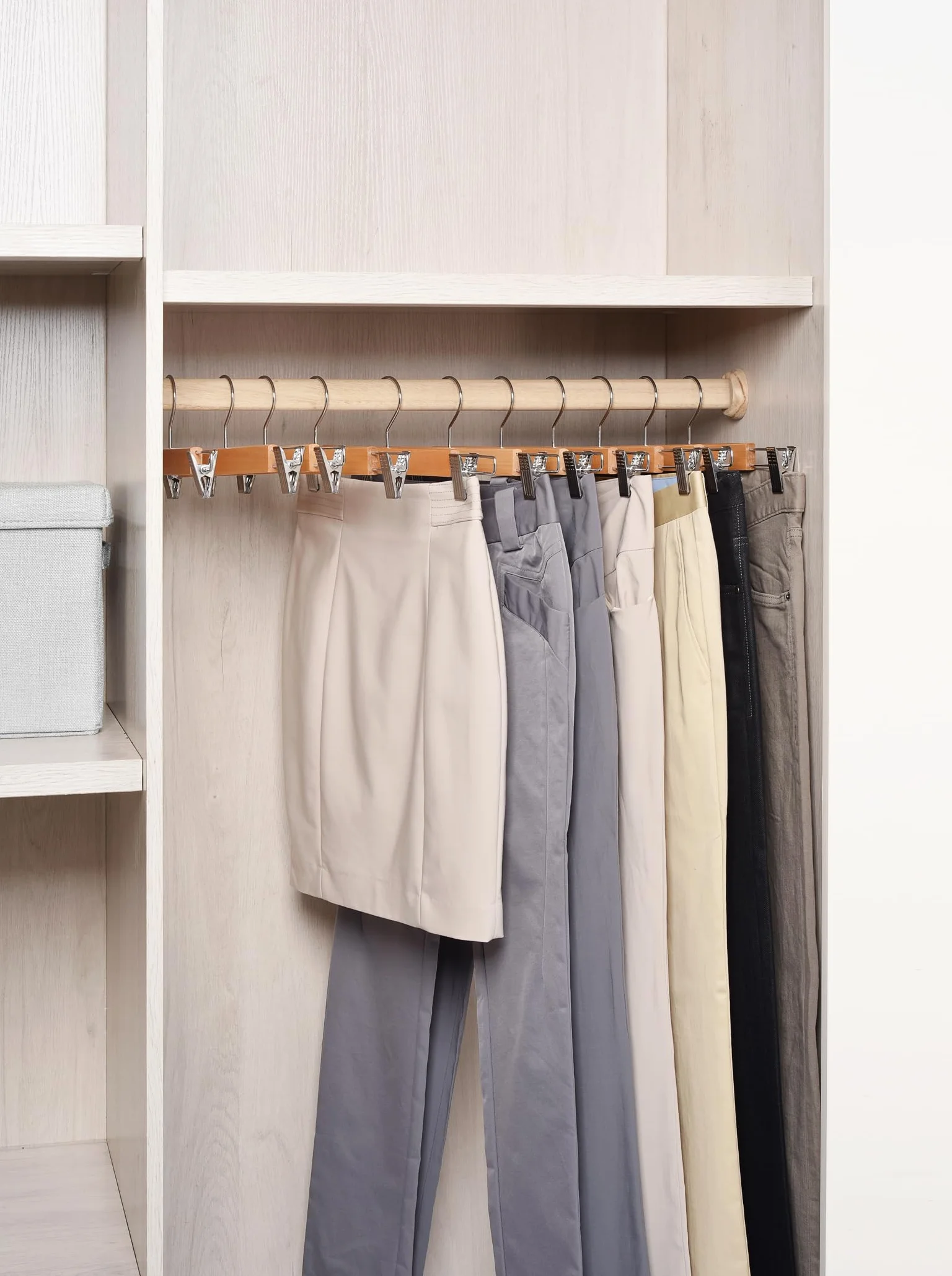 Amber Home 10 Unidades 36cm Perchas de Madera Natural, Robusta y Brillante Percha para Pantalones Shorts Faldas Calcetines y Ropa Interior, con Clips Antideslizantes y Ganchos Giratorios