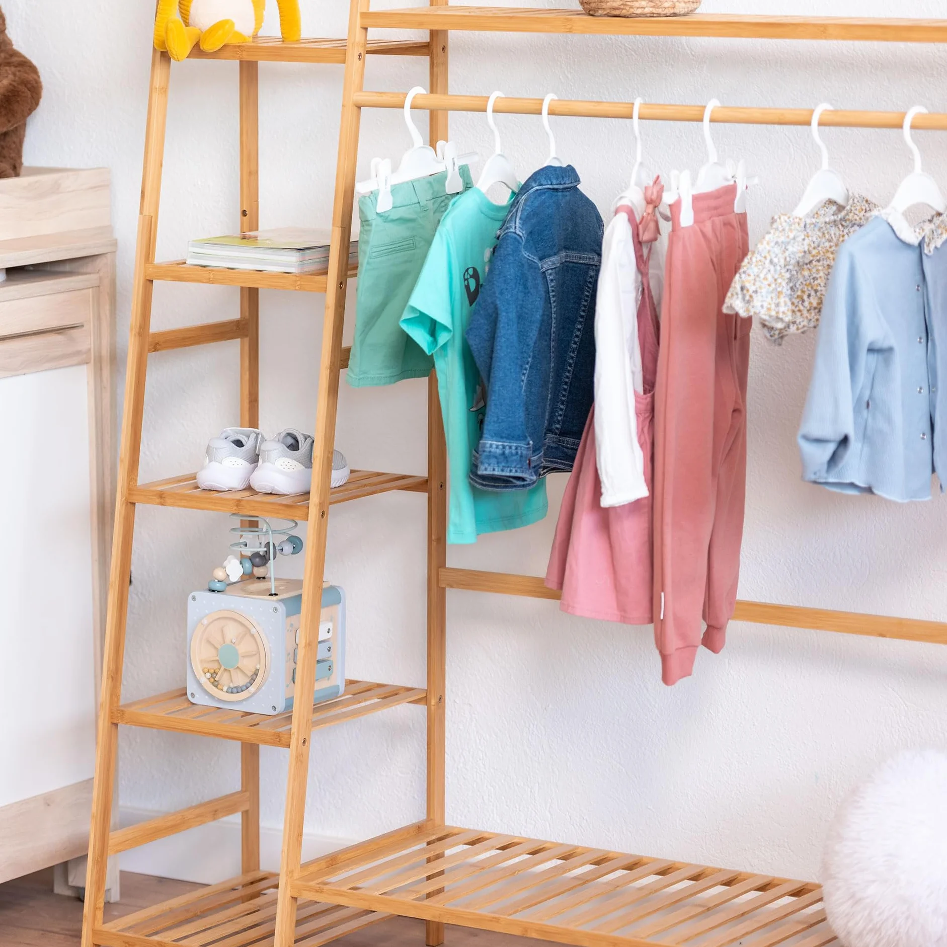 Armario Perchero Syndra Camel - Ropero infantil abierto de bambú natural para niños