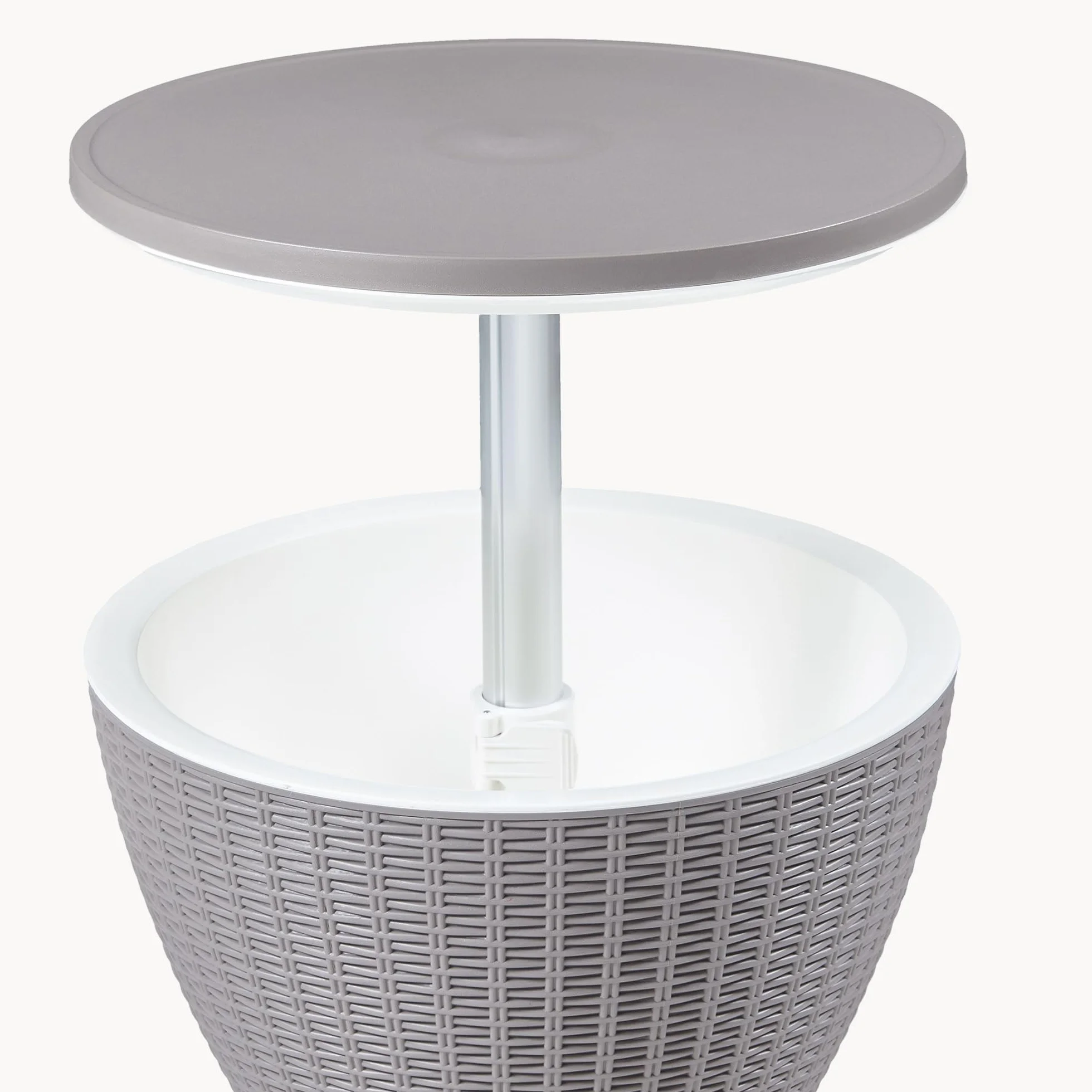 casa.pro Mesa Nevera Jardín Atessa Cubitera de Hielo con Bandeja Elevable Nevera para Playa Terraza Capacidad 30 L Aprox. 40 Latas Imitación Ratán Polipropileno 58xØ49cm - Marrón Claro