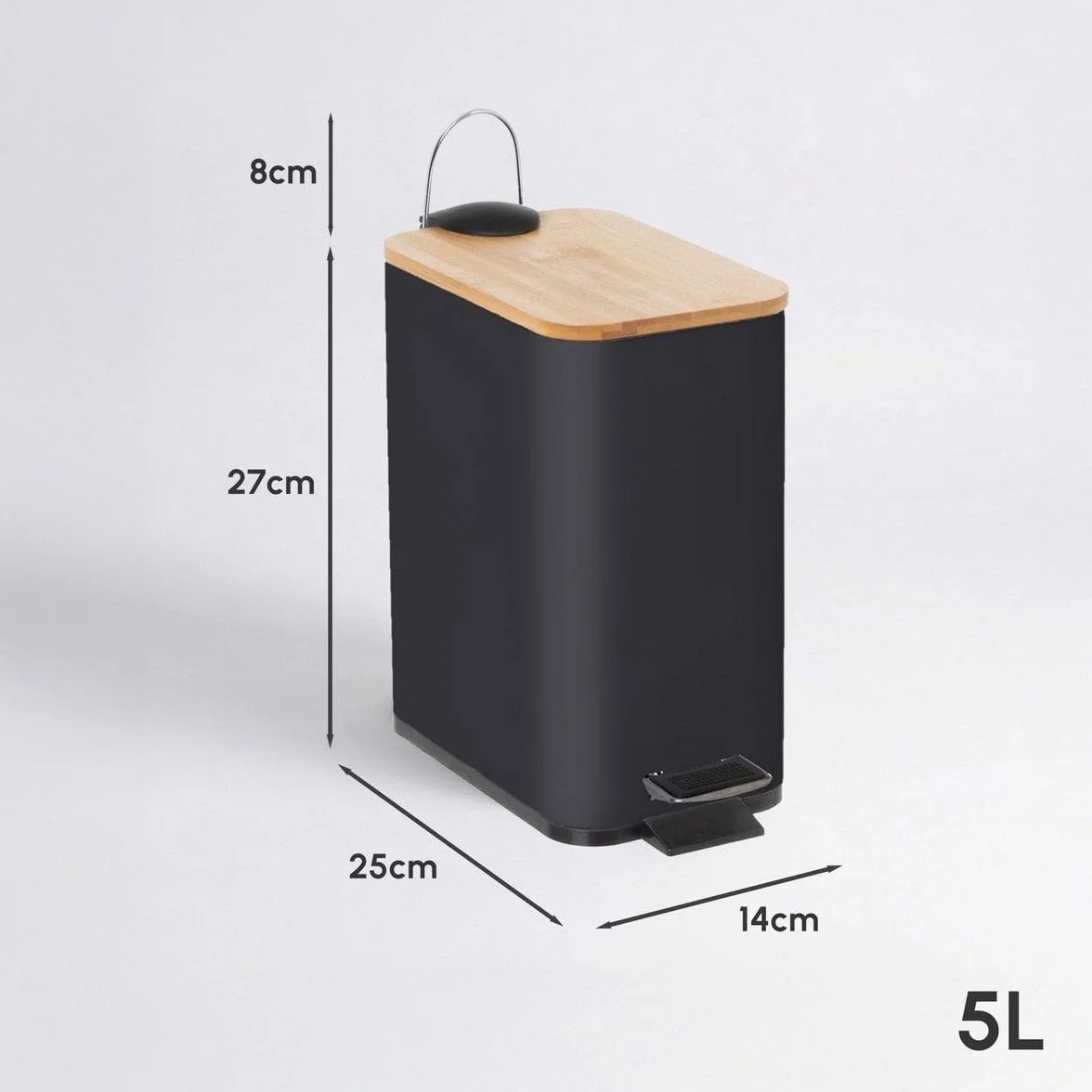 Papelera de pedal rectangular de 5 litros con acabado mate. Tapa de bambú y cuerpo de metal negro. Cubo interior de polipropileno extraíble con asa. Medidas: 25x14x27 cm