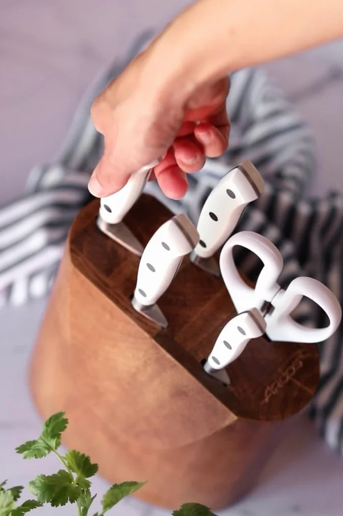 Arcos Set Cuchillos Forjados 5 piezas - Acero Inoxidable Nitrum. 3500 gr. Mango Ergonómico Polioximetileno POM. Serie Riviera Blanc. Hoja delgada con un Borde Suave característico. Color Blanco.
