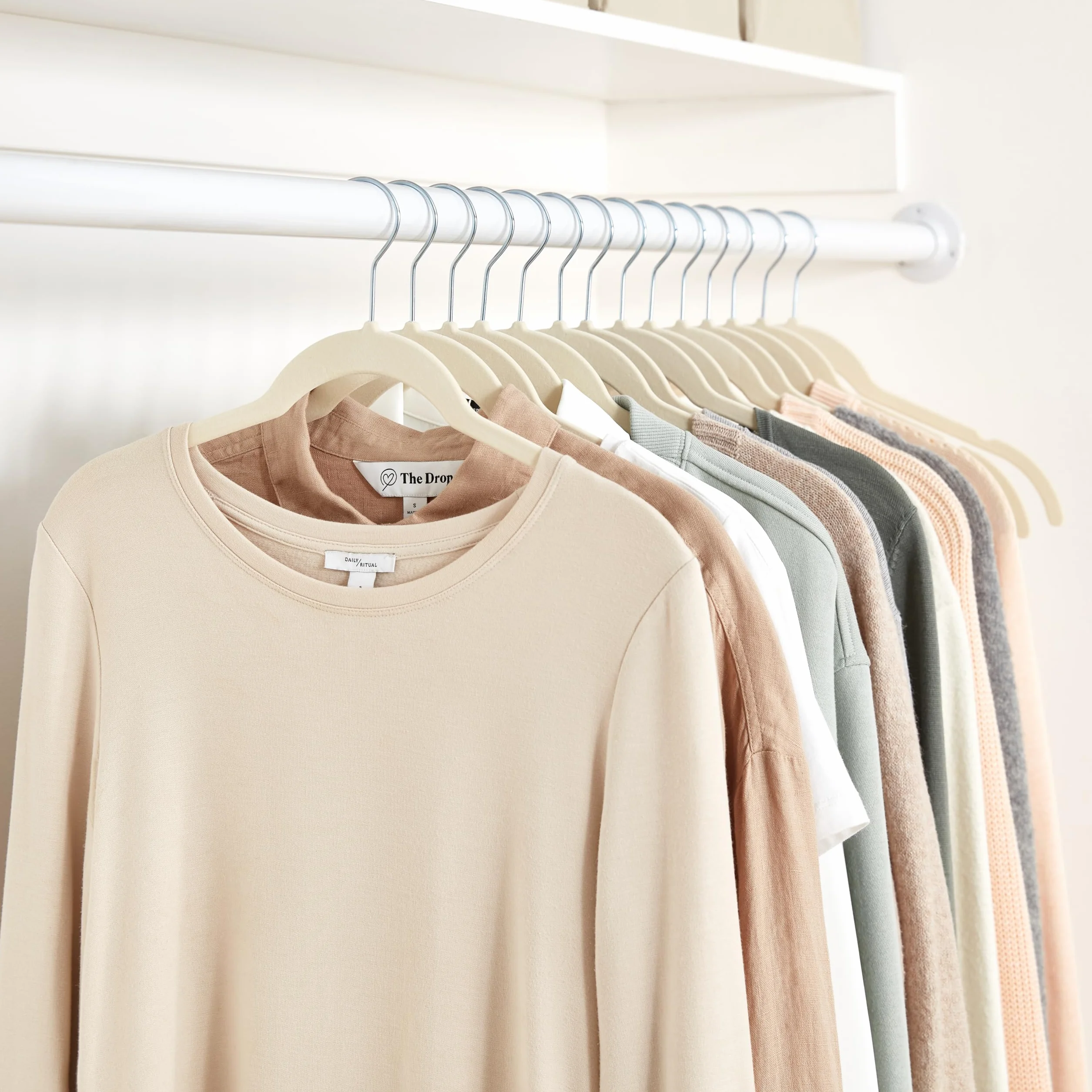 Amazon Basics Perchas de terciopelo para camisas/vestidos - Paquete de 50, Marfil