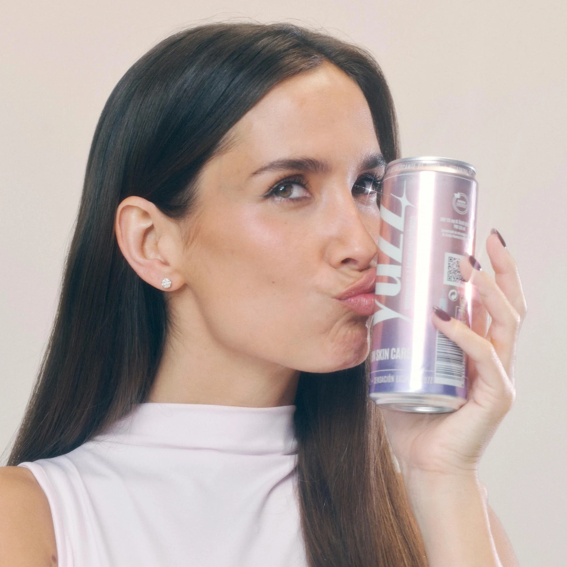Yuzz Bebida Refrescante con Vitamina C y Ácido Hialurónico Vegano, Baja en Calorías, Pack 12 Latas x 33 cl