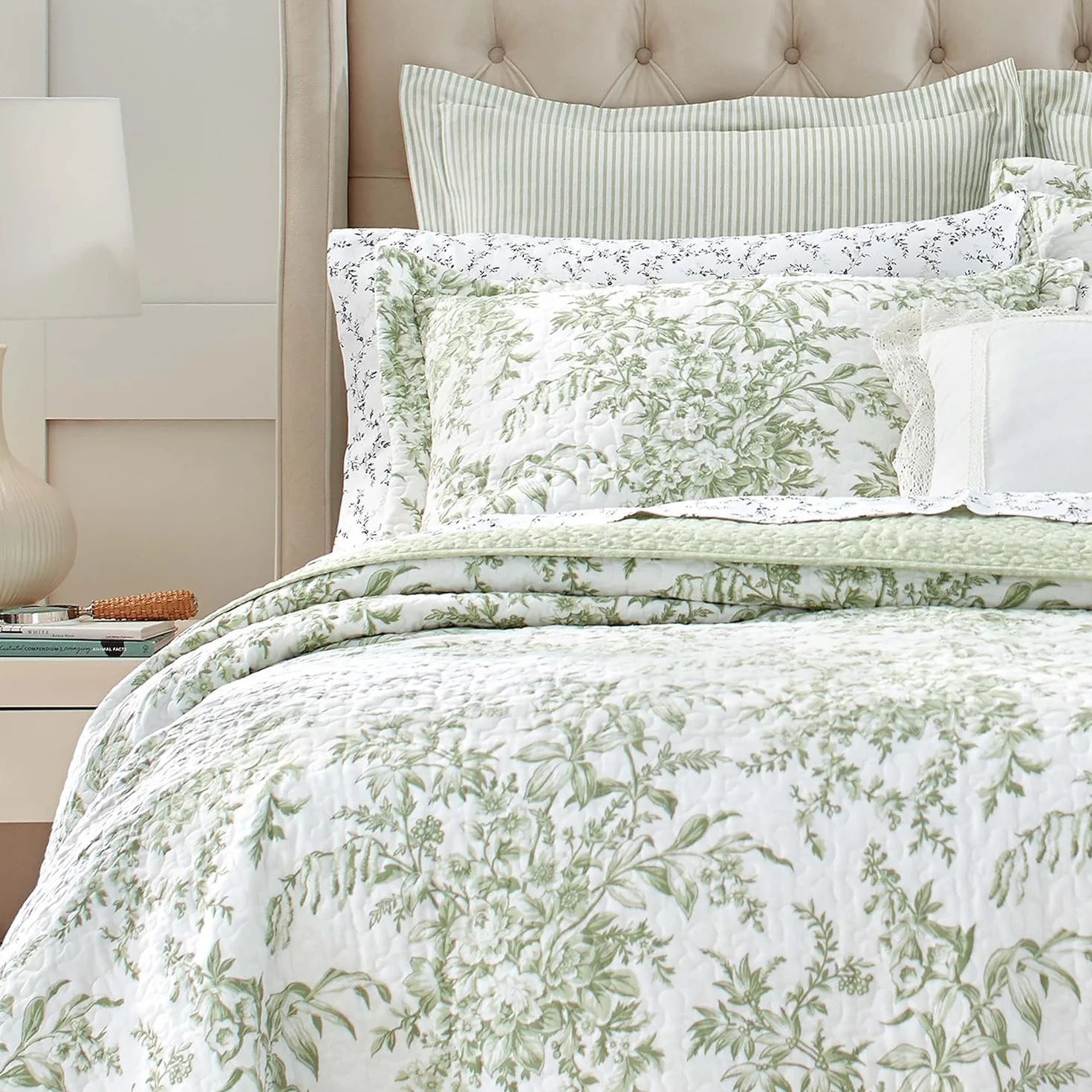 Laura Ashley - Juego de edredón King, Ropa de Cama Reversible de algodón con Fundas a Juego, decoración Ligera para el hogar para Todas Las Estaciones (Bedford Verde/Blanquecino, King)