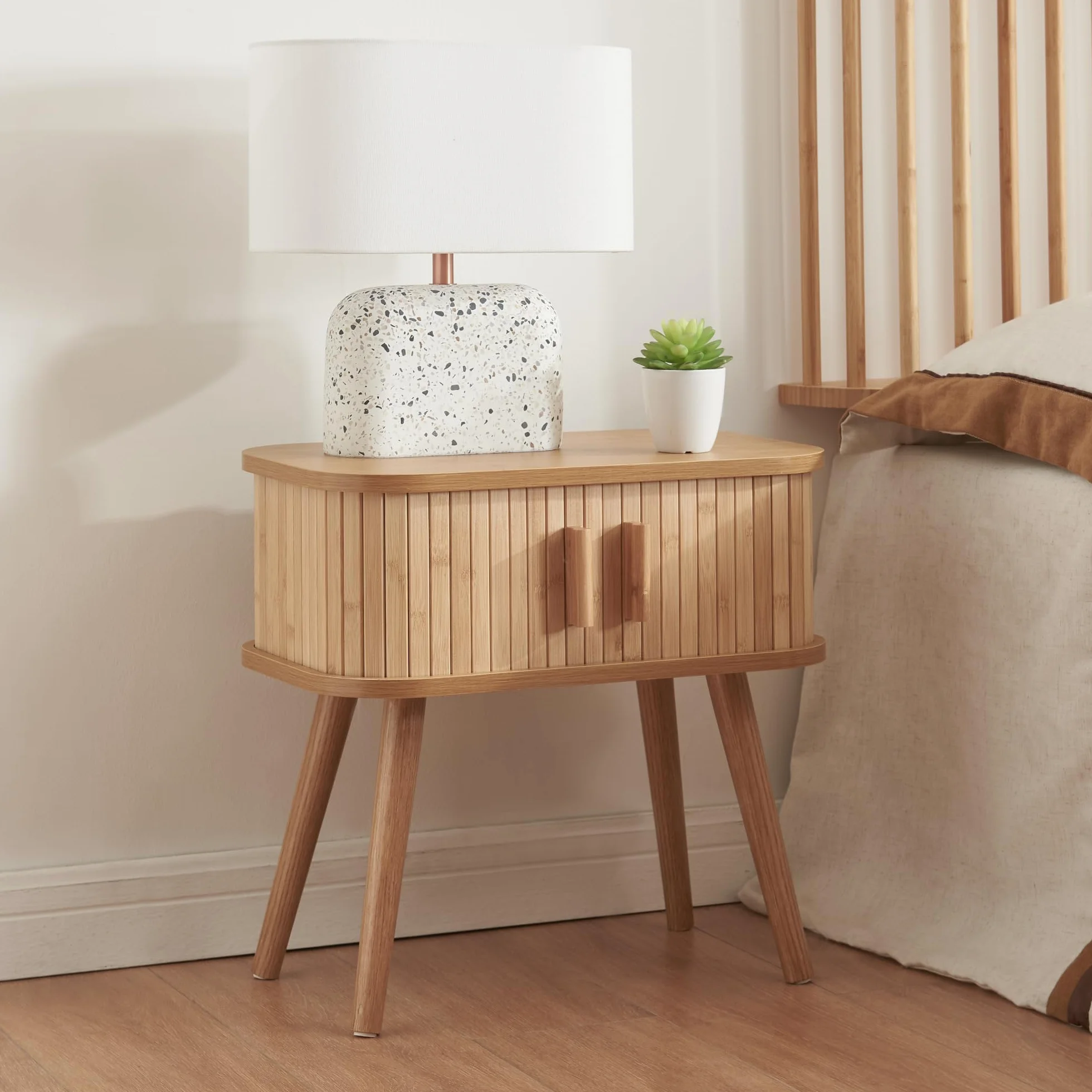 [en.casa] Mesa Auxiliar Nordkapp con 2 Puertas de Bambú Mesilla de Noche Rectangular con Compartimento Cerrado Diseño Atractivo MDF Patas de Madera 48 x 30 x 45 cm - Natural
