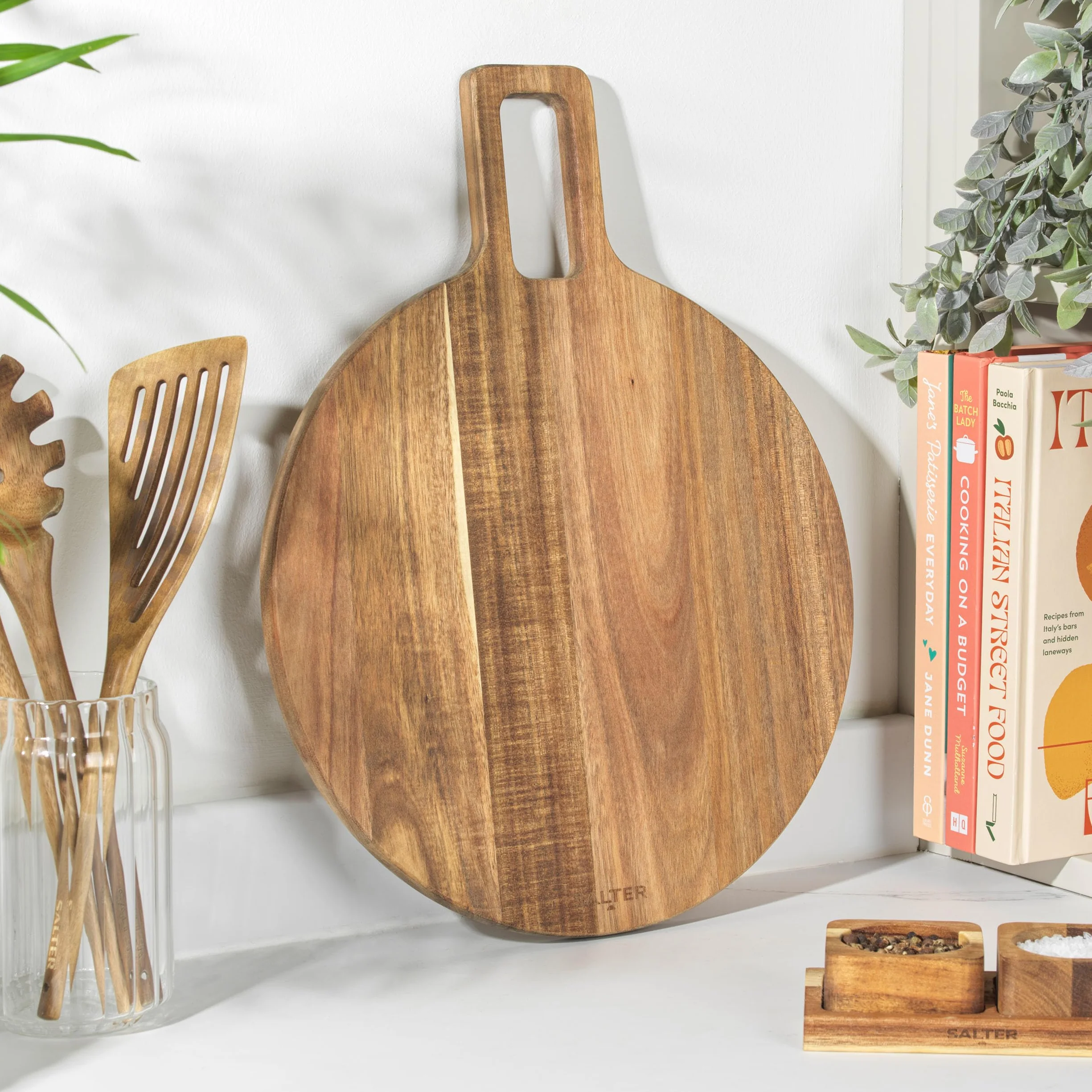 Salter Toronto Tabla de pizza de madera de acacia FSC con asa y aro colgante