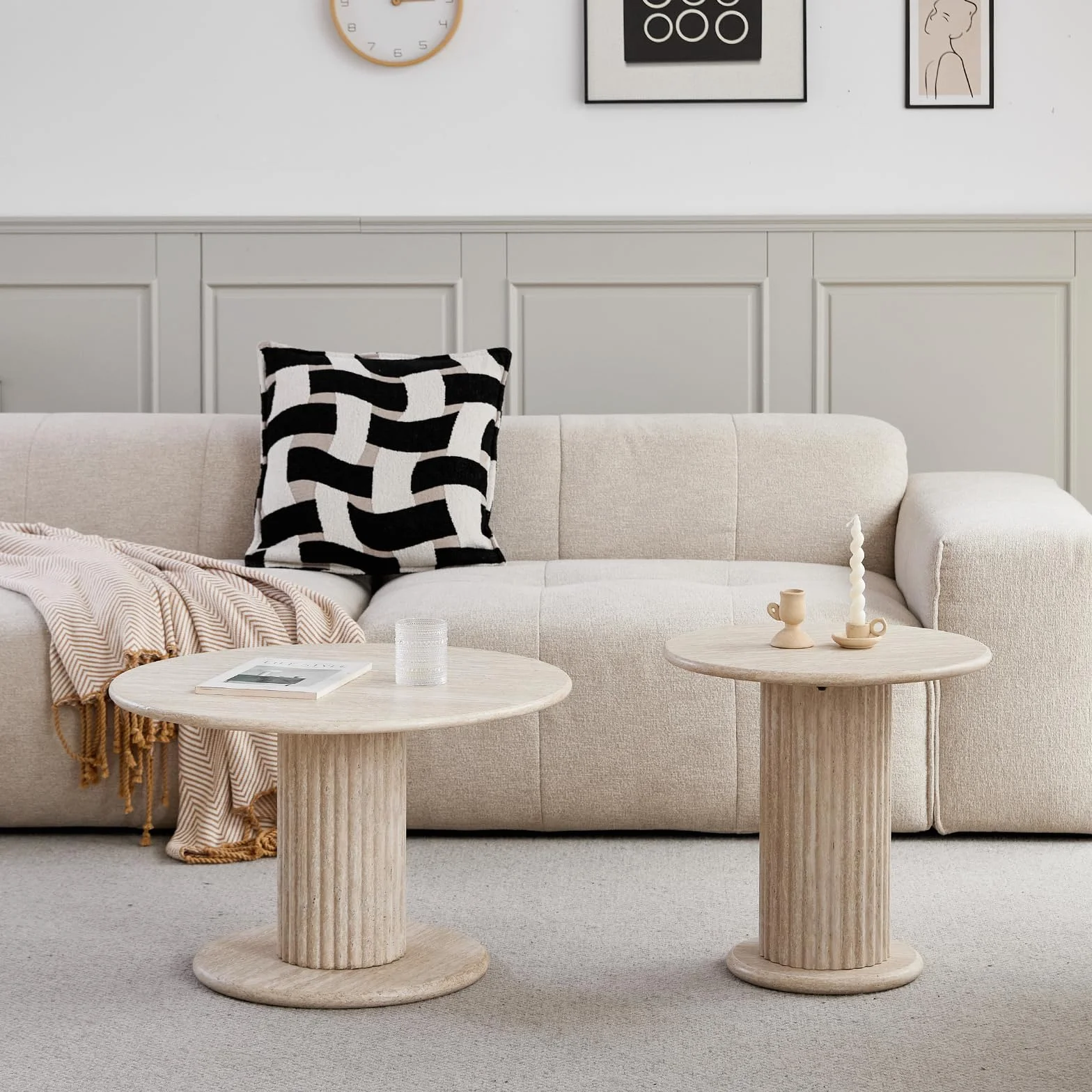 GrandCA HOME Conjunto de 2 Mesas Nido Redondas con Patas Cilíndricas en la Base, Imitación Efecto Travertino Amarillo, Mesa de Centro Moderna de Estilo Minimalista para Salón o Dormitorio