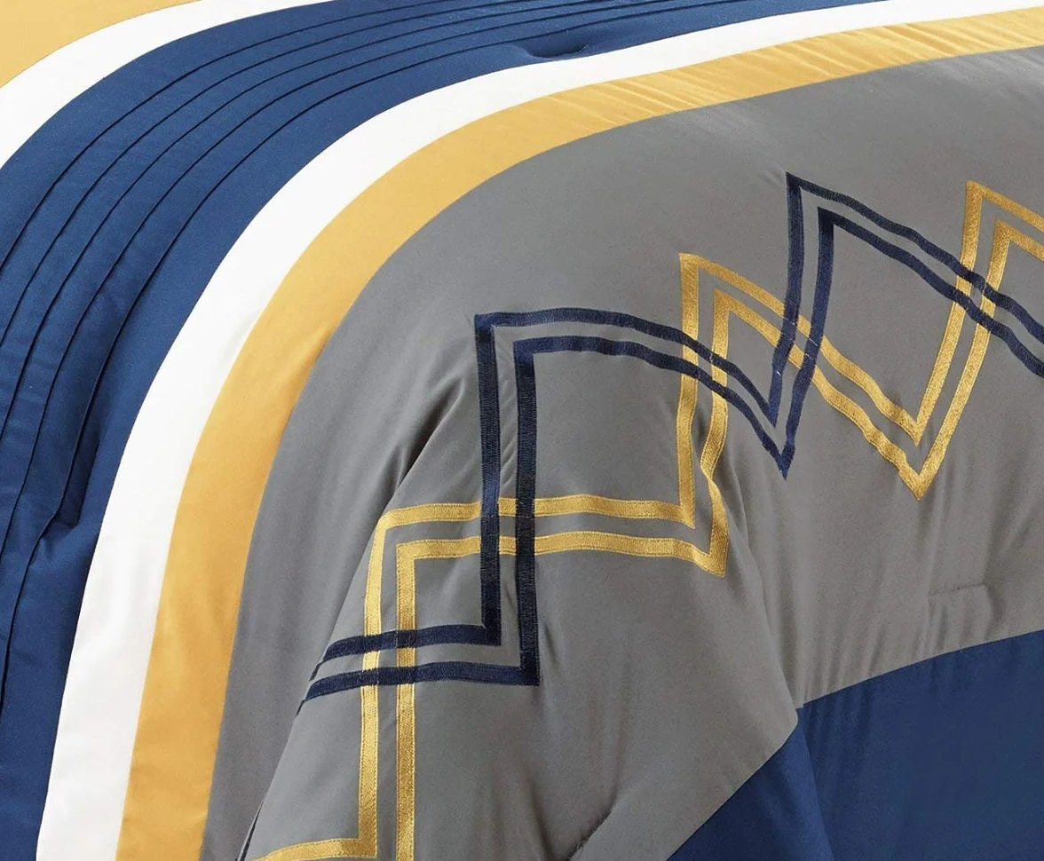 Chezmoi Collection Arden - Juego de Ropa de Cama, edredón Moderno Plisado a Rayas Bordadas en Zigzag de 7 Piezas (Matrimonio, Azul Marino/Gris/Amarillo/Blanco)
