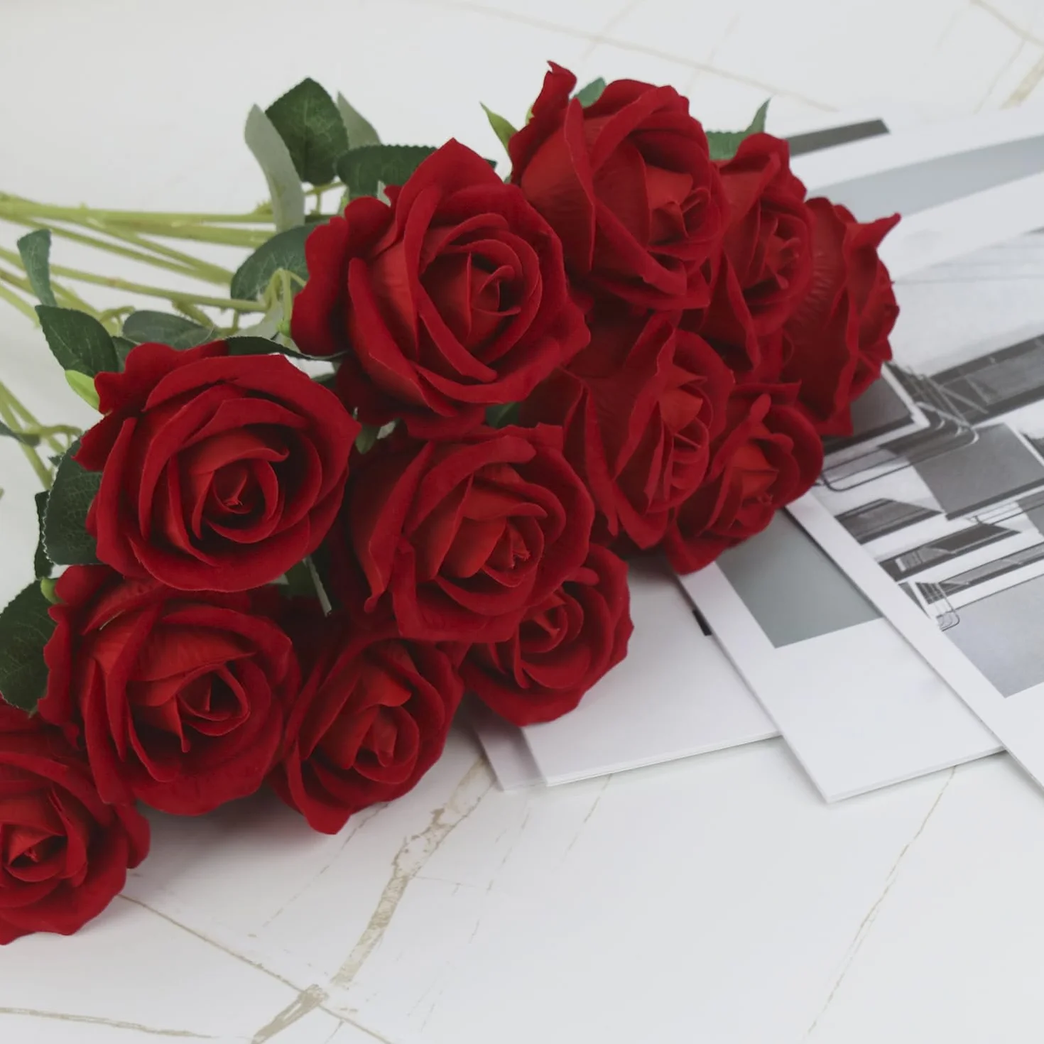 QWORK® 12 Piezas Rosas Artificiales, Rosas Rojas, Flores Artificiales con Tallos Largos de plástico para Bodas, decoración del hogar