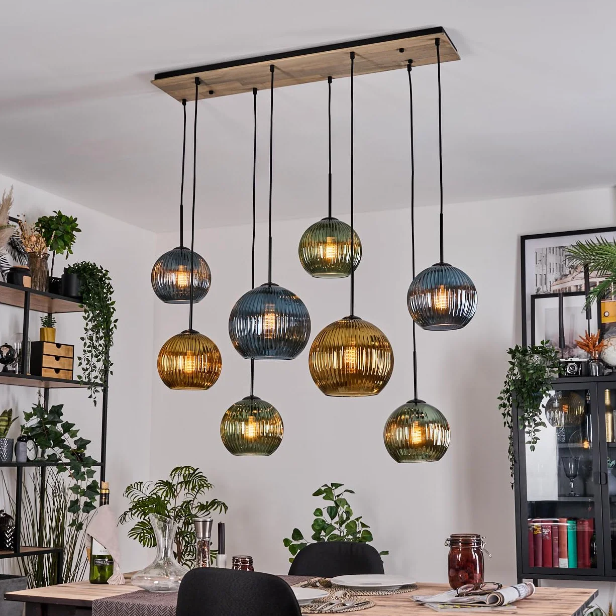 Lámpara de techo Koyoto HOFSTEIN, 8 luces de metal/madera/cristal estriado en negro/natural/verde/azul/dorado, diseño retro (pantallas de Ø 20; 25 cm), E27, comedor, cocina, salón