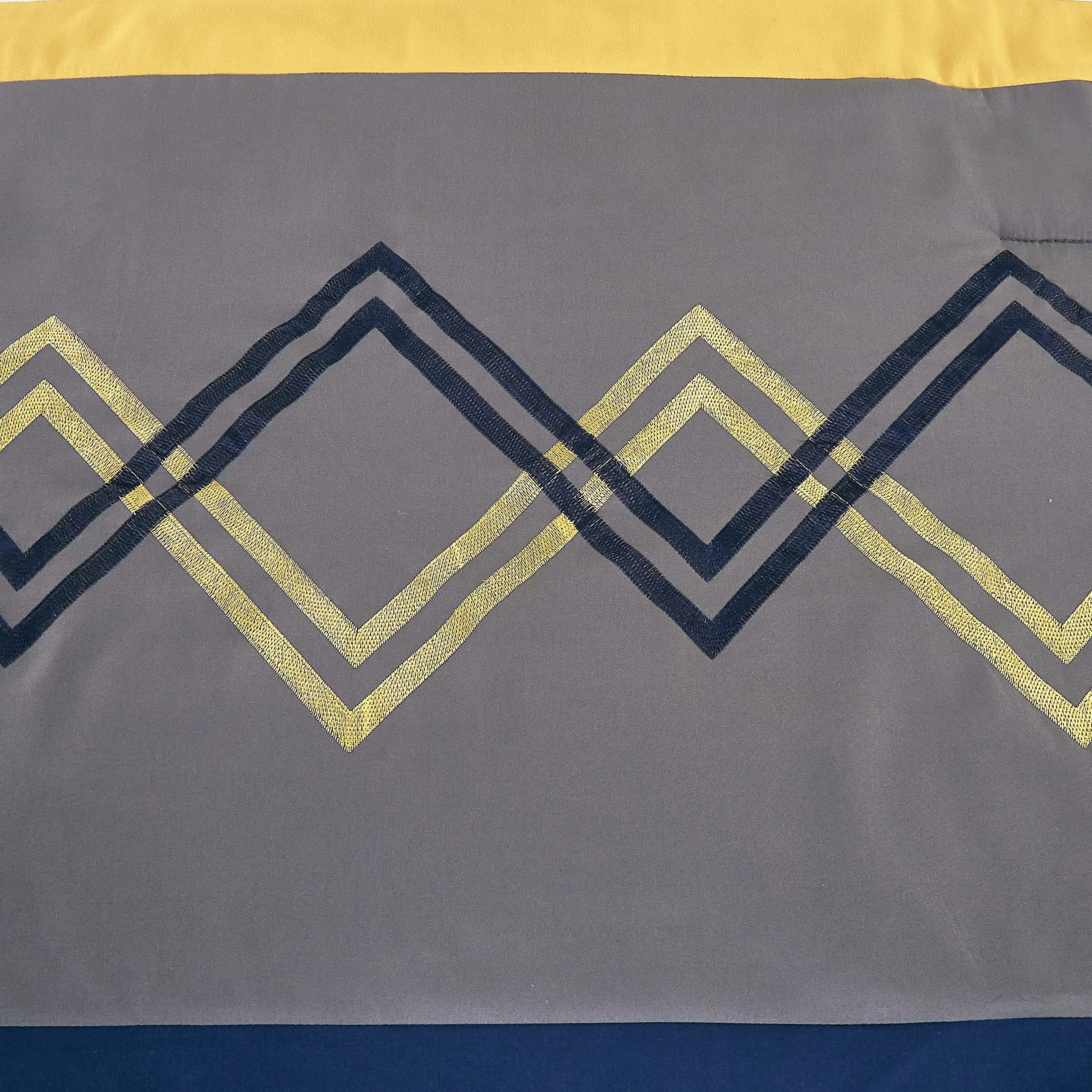 Chezmoi Collection Arden - Juego de Ropa de Cama, edredón Moderno Plisado a Rayas Bordadas en Zigzag de 7 Piezas (Matrimonio, Azul Marino/Gris/Amarillo/Blanco)